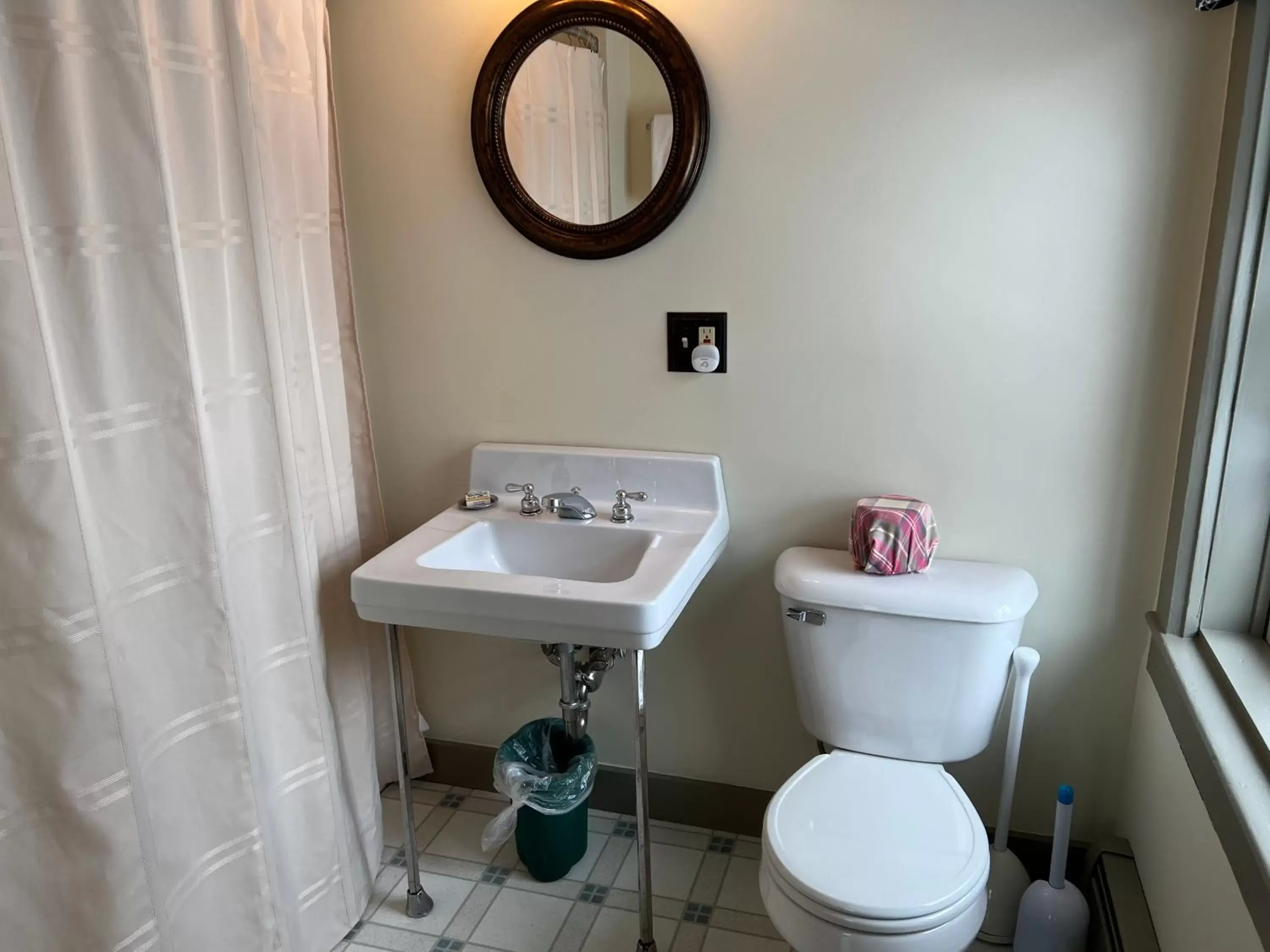 Bathroom in Shoreham Inn Bed & Breakfast