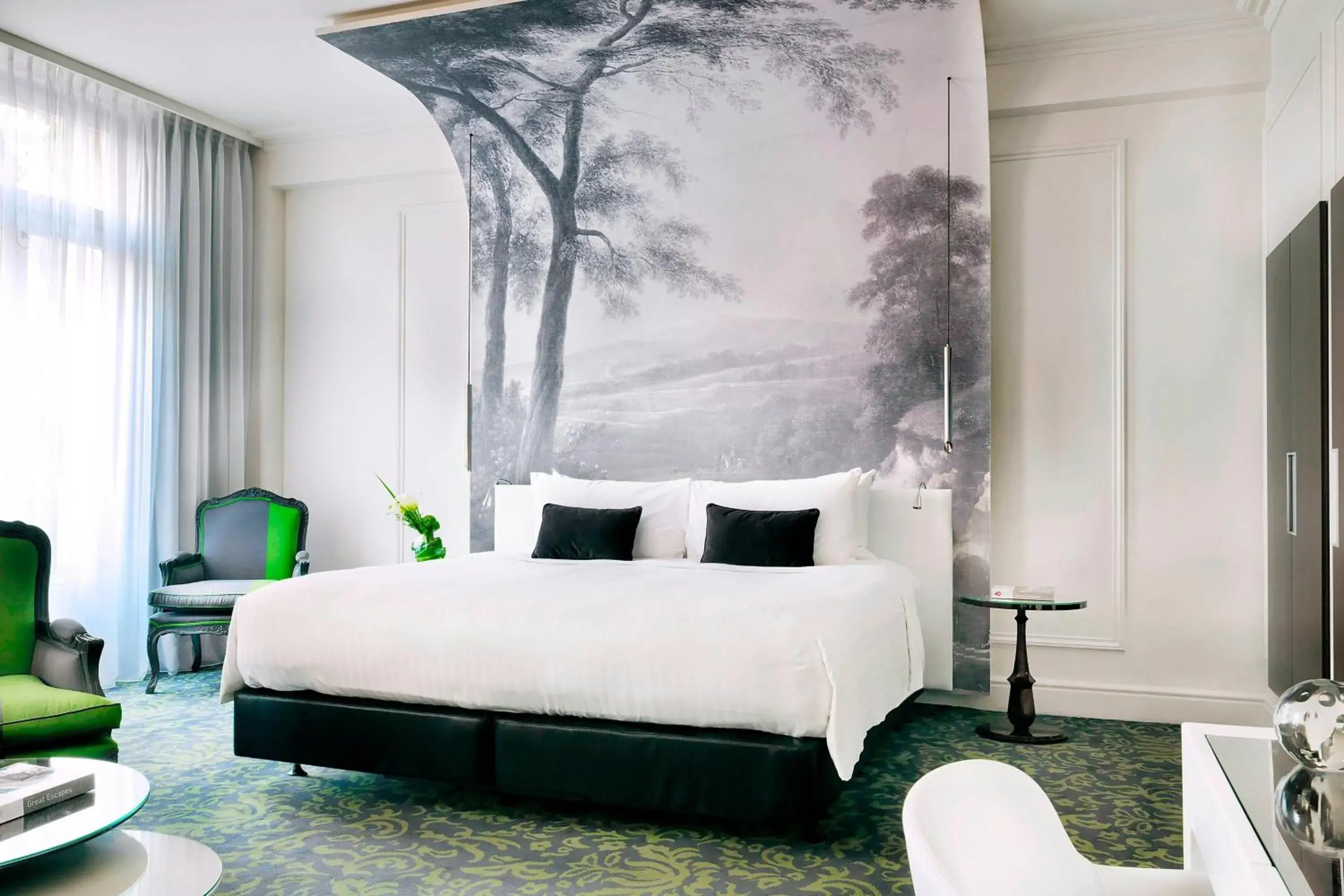 Bedroom, Bed in Renaissance Paris Nobel Tour Eiffel Hotel