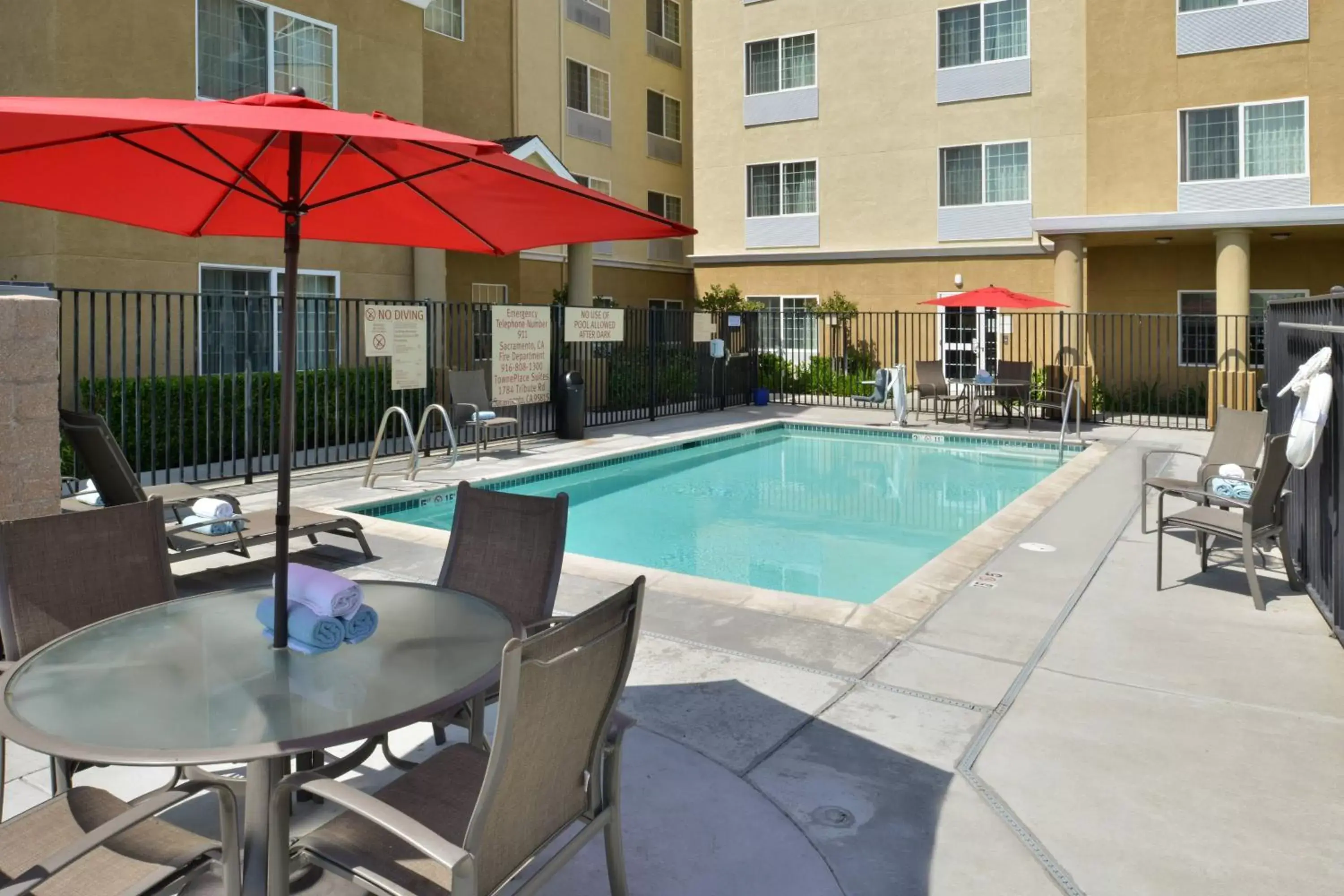 Swimming Pool in TownePlace Suites Sacramento Cal Expo