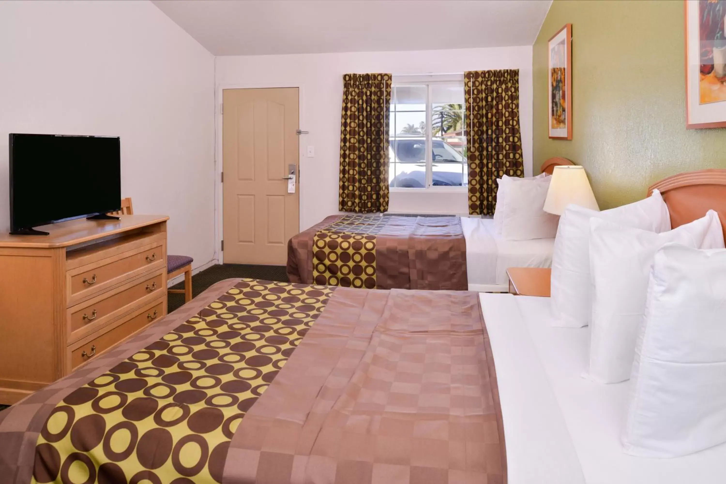 Bedroom, Bed in Americas Best Value Inn Los Banos