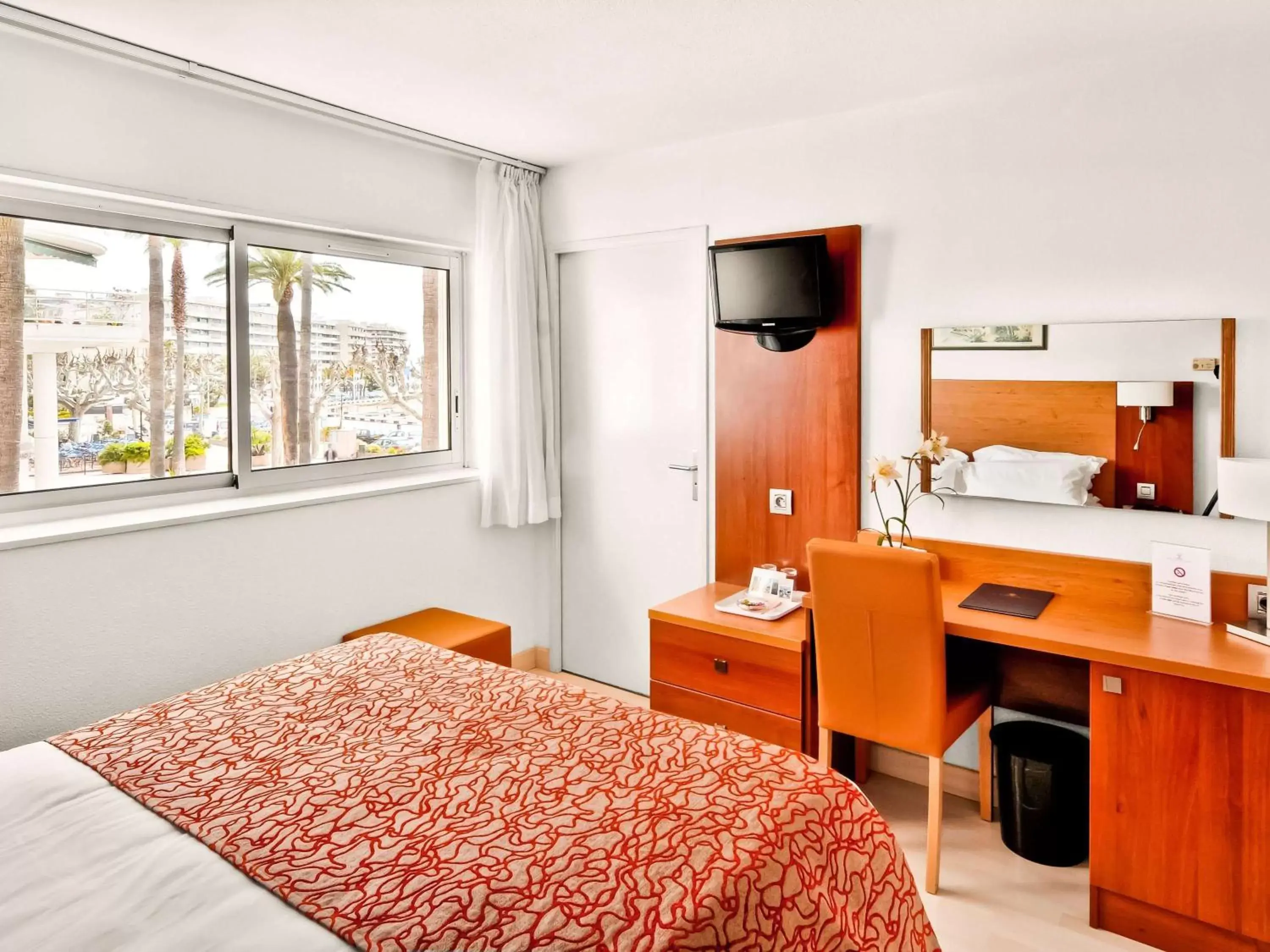 Bedroom, Bed in Hotel Continental Saint Raphael