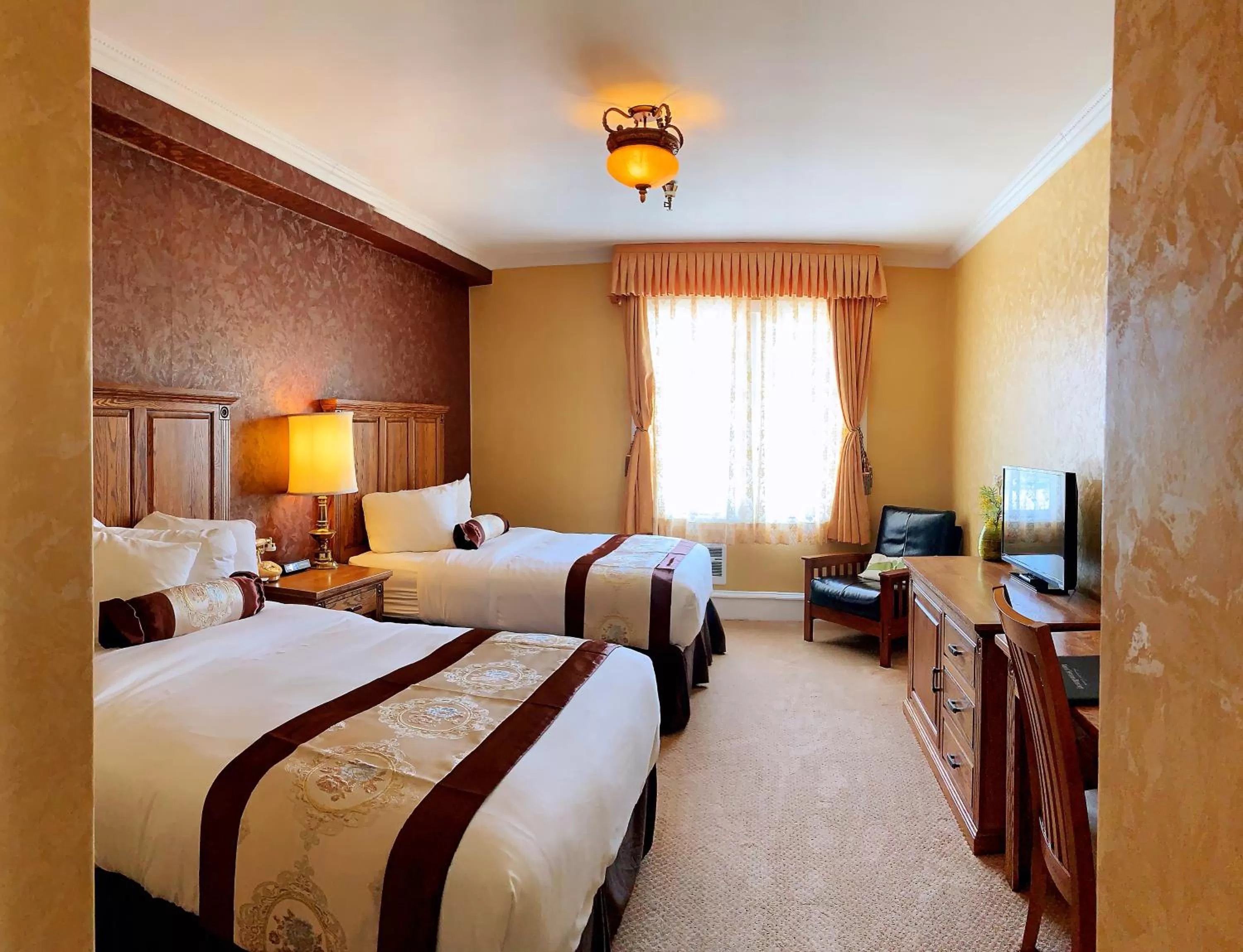 Photo of the whole room, Bed in Eureka Inn, Trademark Collection by Wyndham