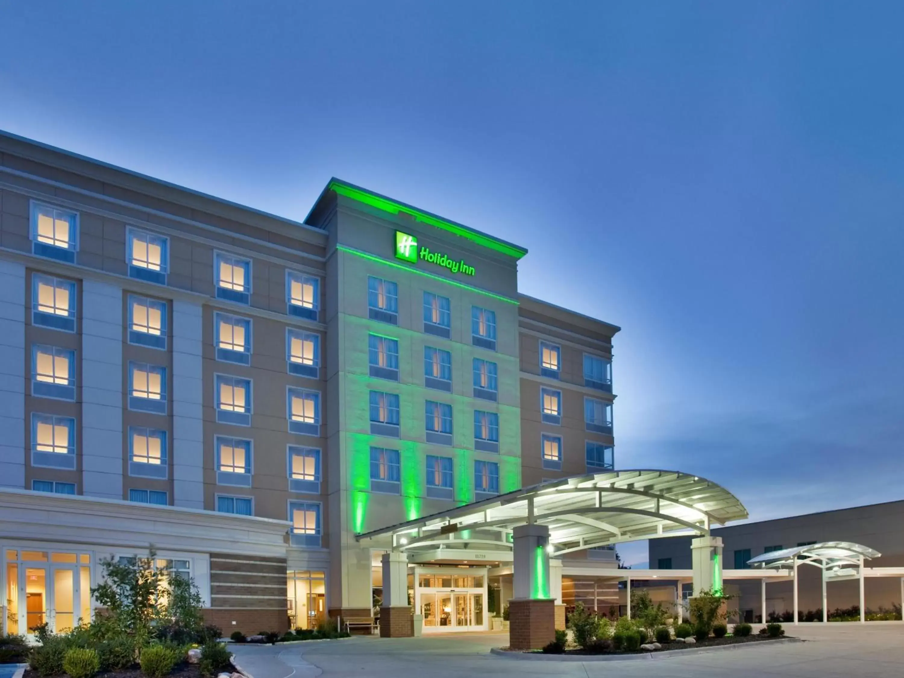 Property building in Holiday Inn Kansas City Airport by IHG Property building in Holiday Inn Kansas City Airport by IHG