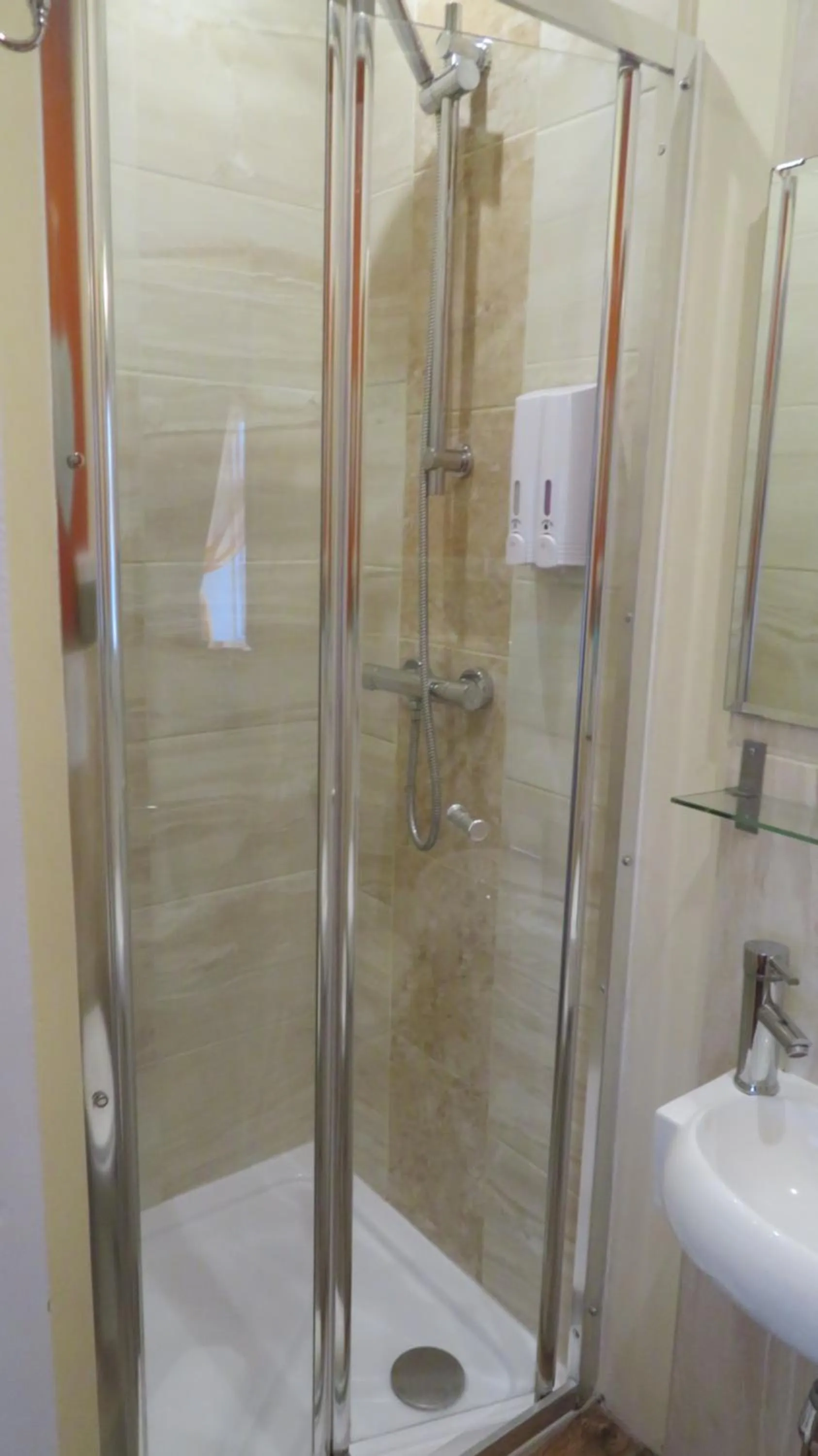 Bathroom in The Wheatsheaf