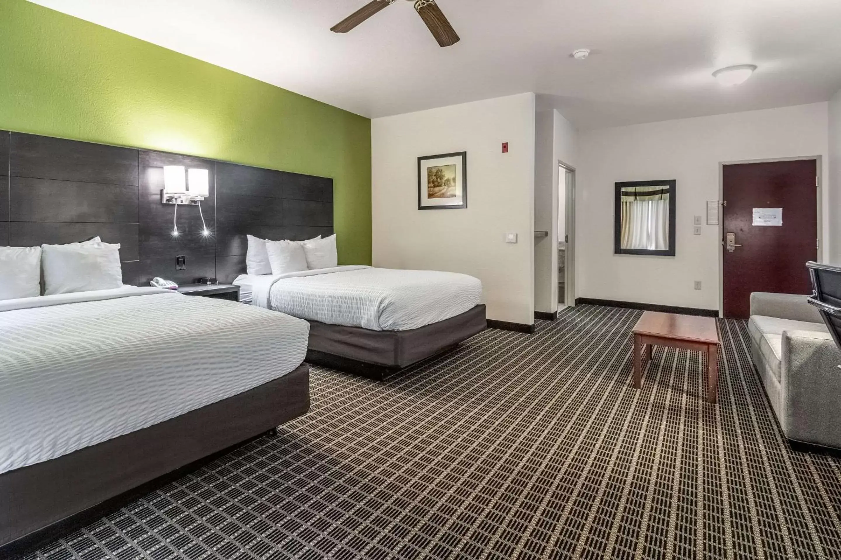 Photo of the whole room, Bed in Clarion Inn and Suites Weatherford