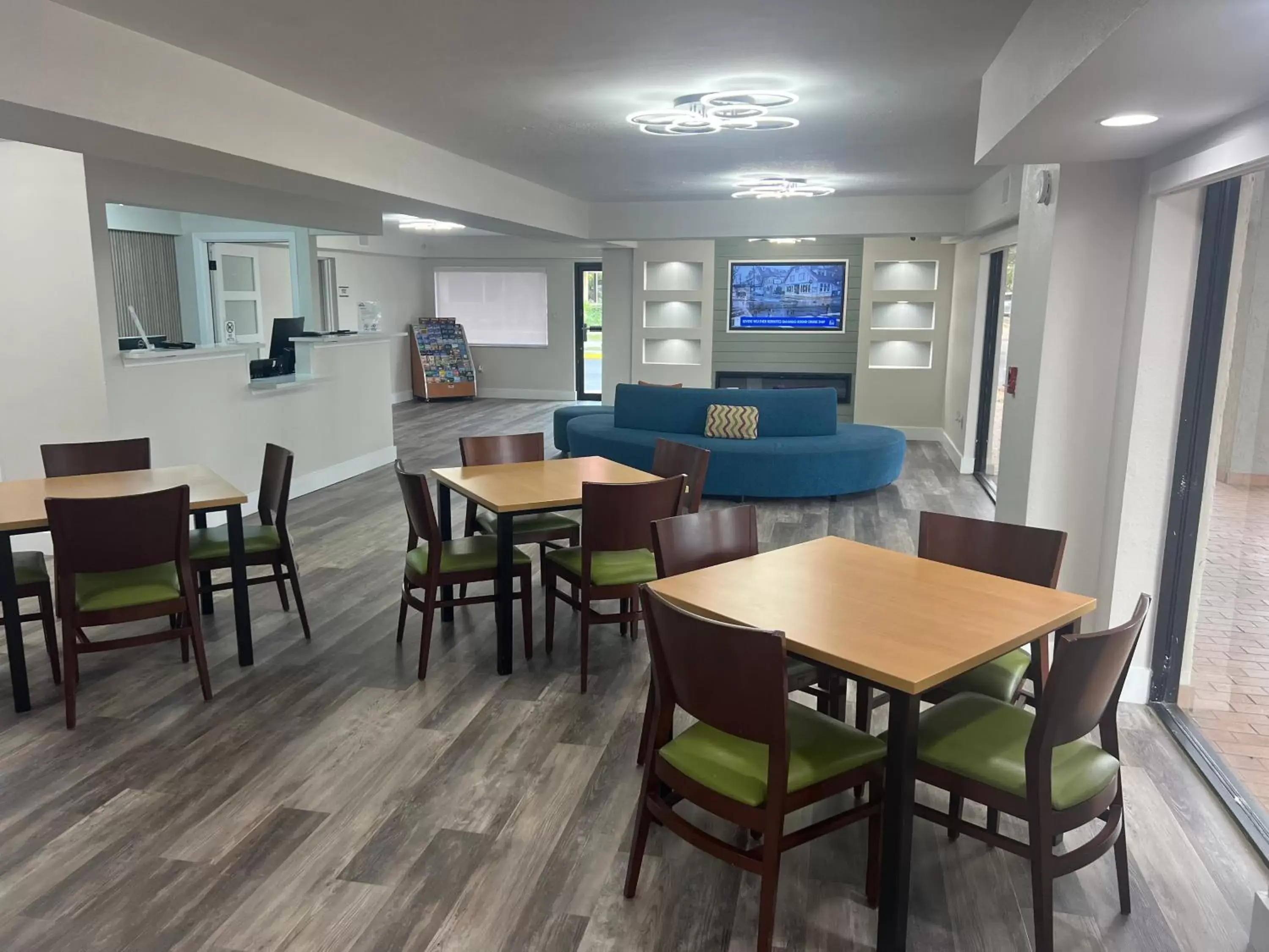 Lobby or reception, Restaurant/Places to Eat in Days Inn & Suites by Wyndham Orlando East UCF Area