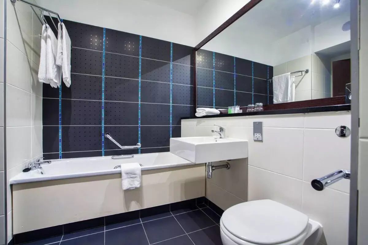 Bathroom in Carlton Hotel Blanchardstown