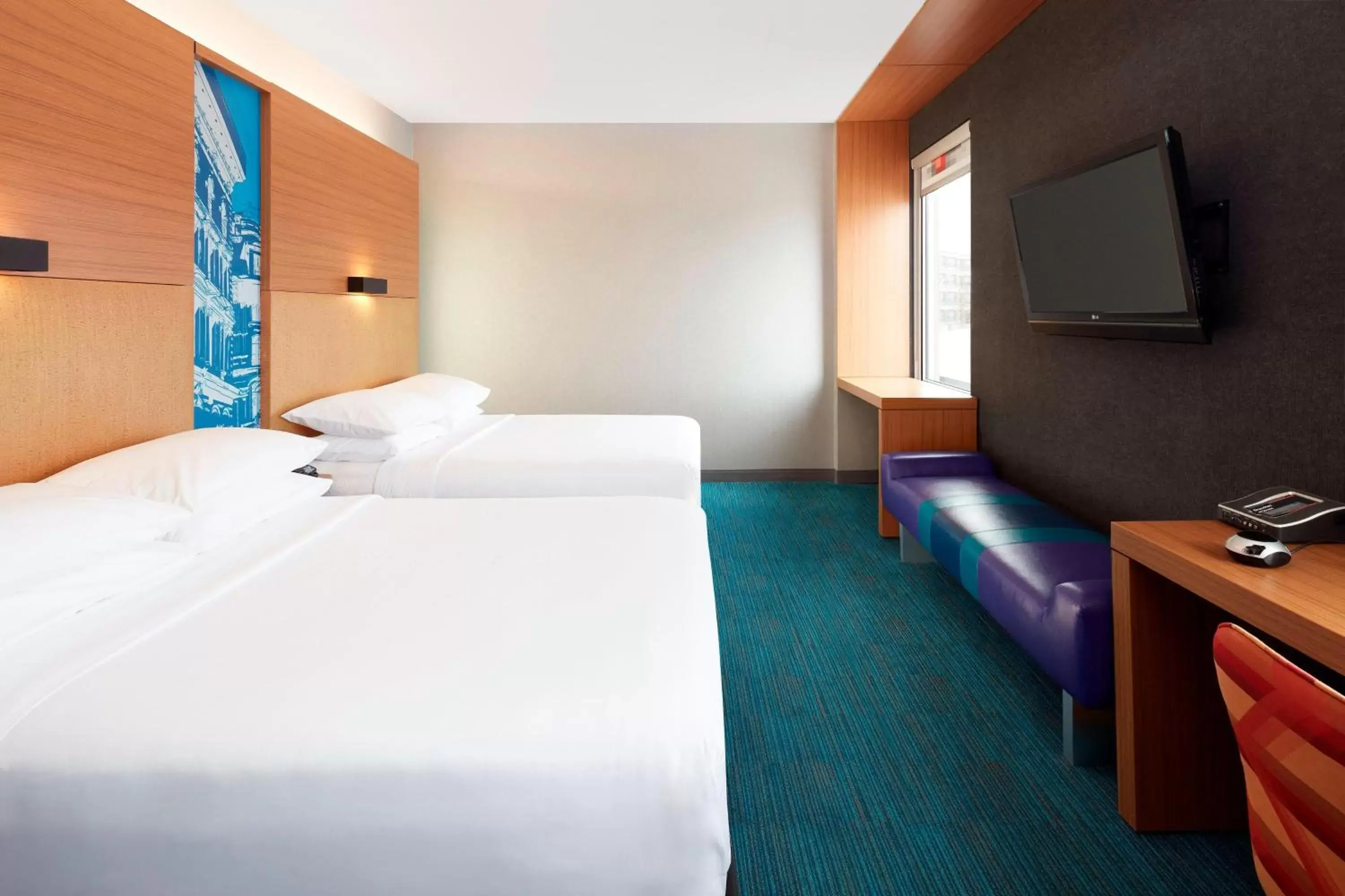 Photo of the whole room, Bed in Aloft Montreal Airport