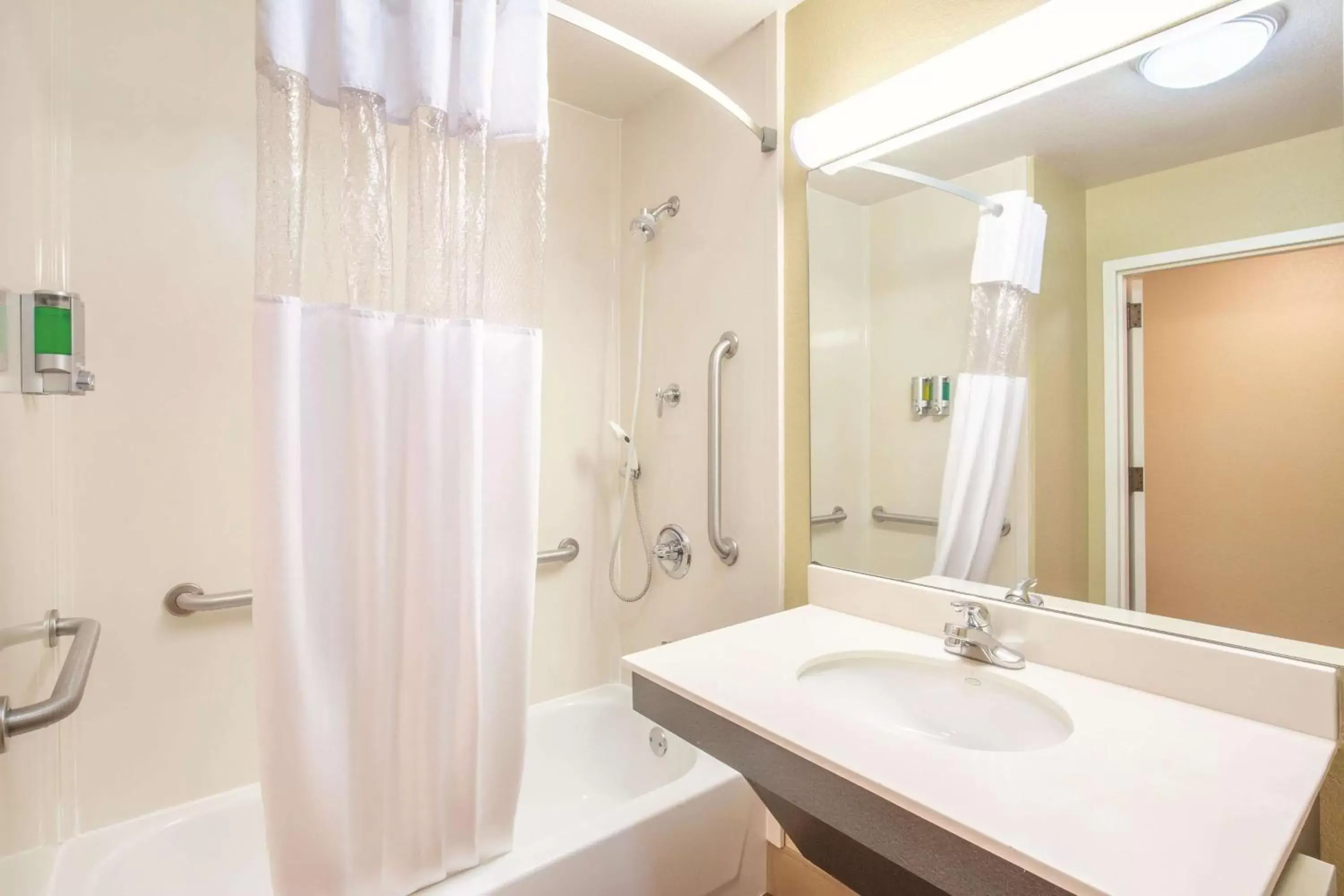 Photo of the whole room, Bathroom in La Quinta by Wyndham Bentonville