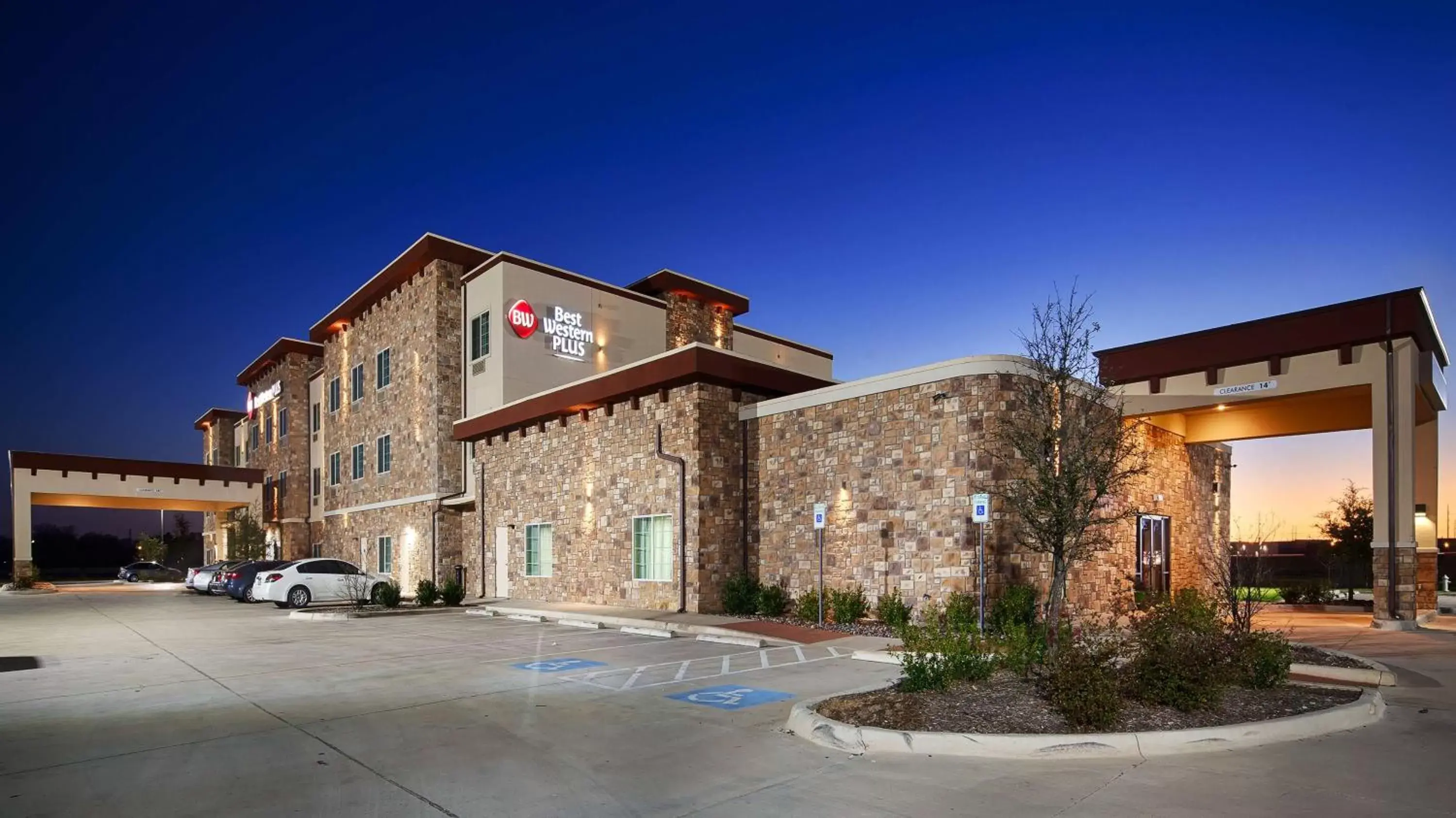 Property Building in Best Western Plus Fort Worth Forest Hill Inn & Suites