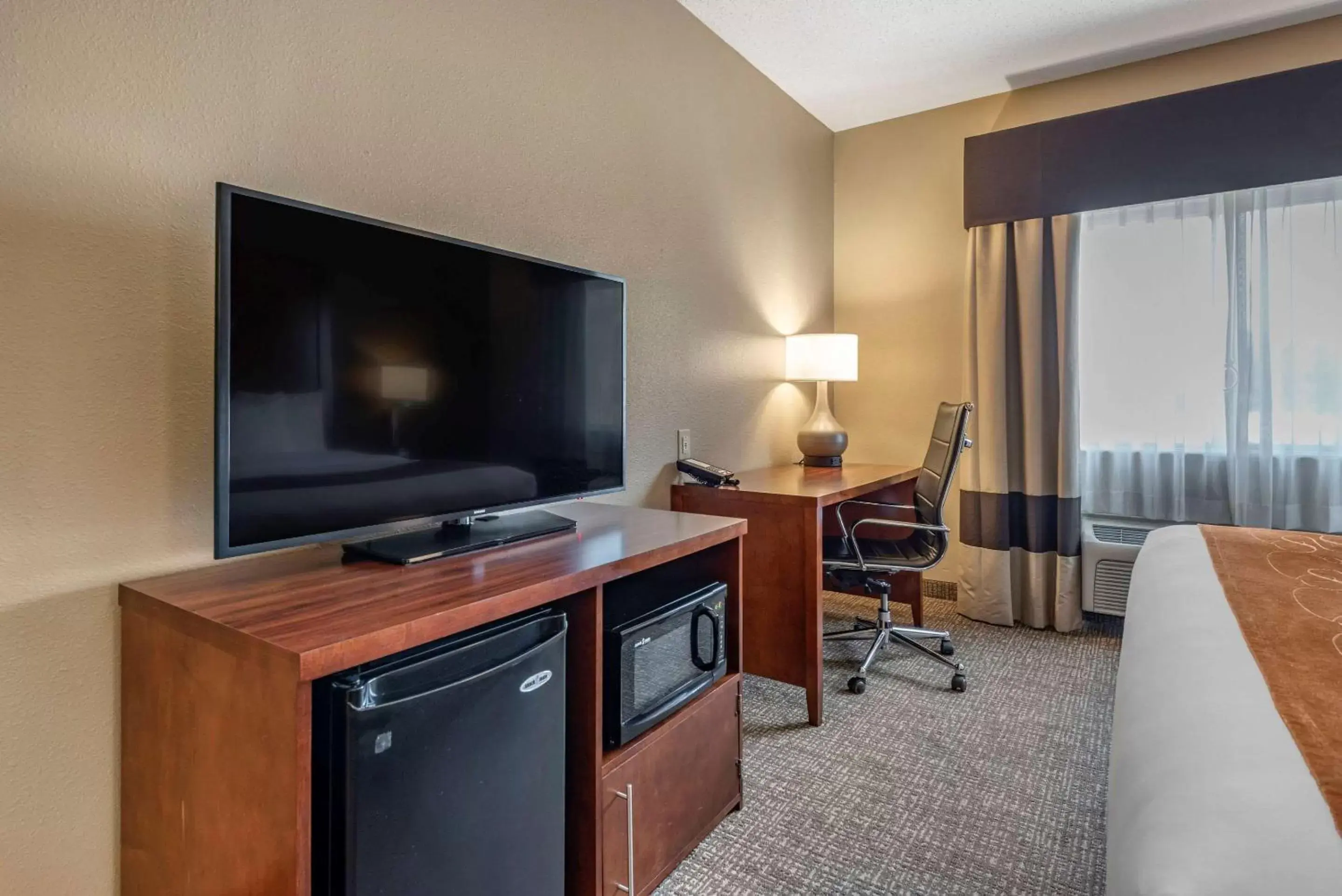 Photo of the whole room, TV/Entertainment Center in Comfort Suites Terre Haute University Area