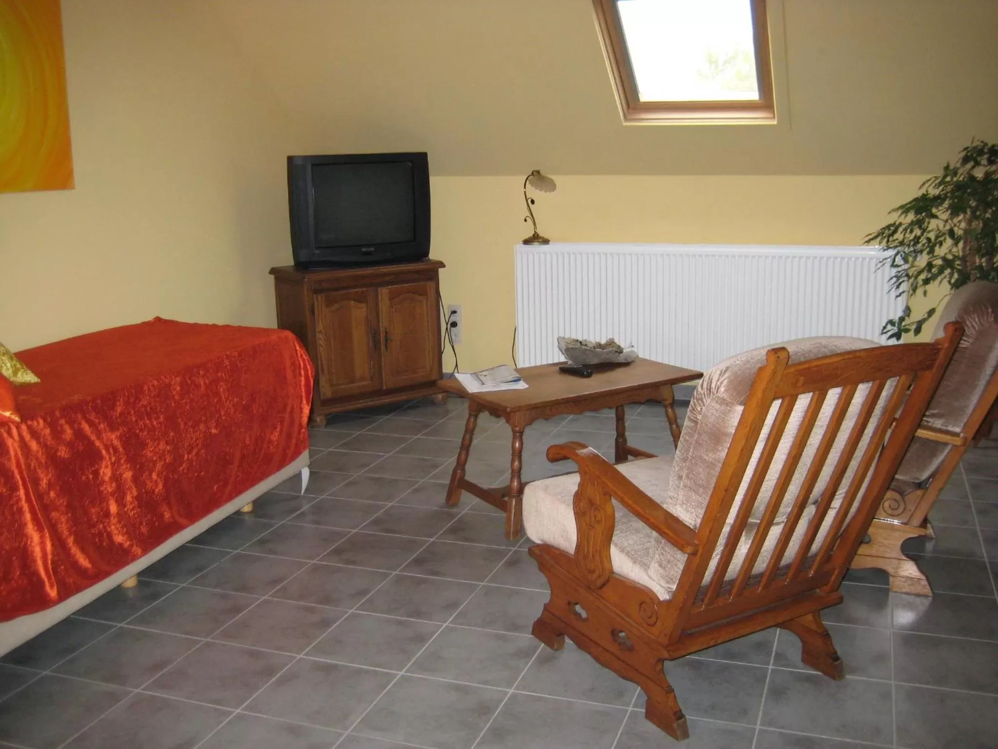 Communal lounge/ TV room, Bed in B&B Het Uilennest