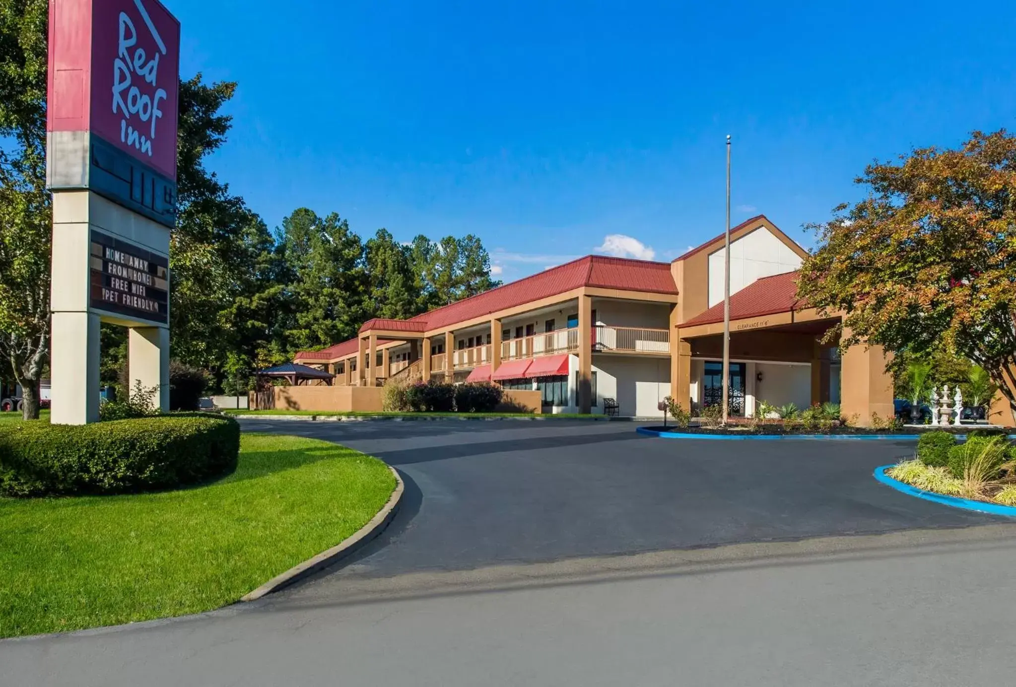 Property Building in Red Roof Inn Tupelo