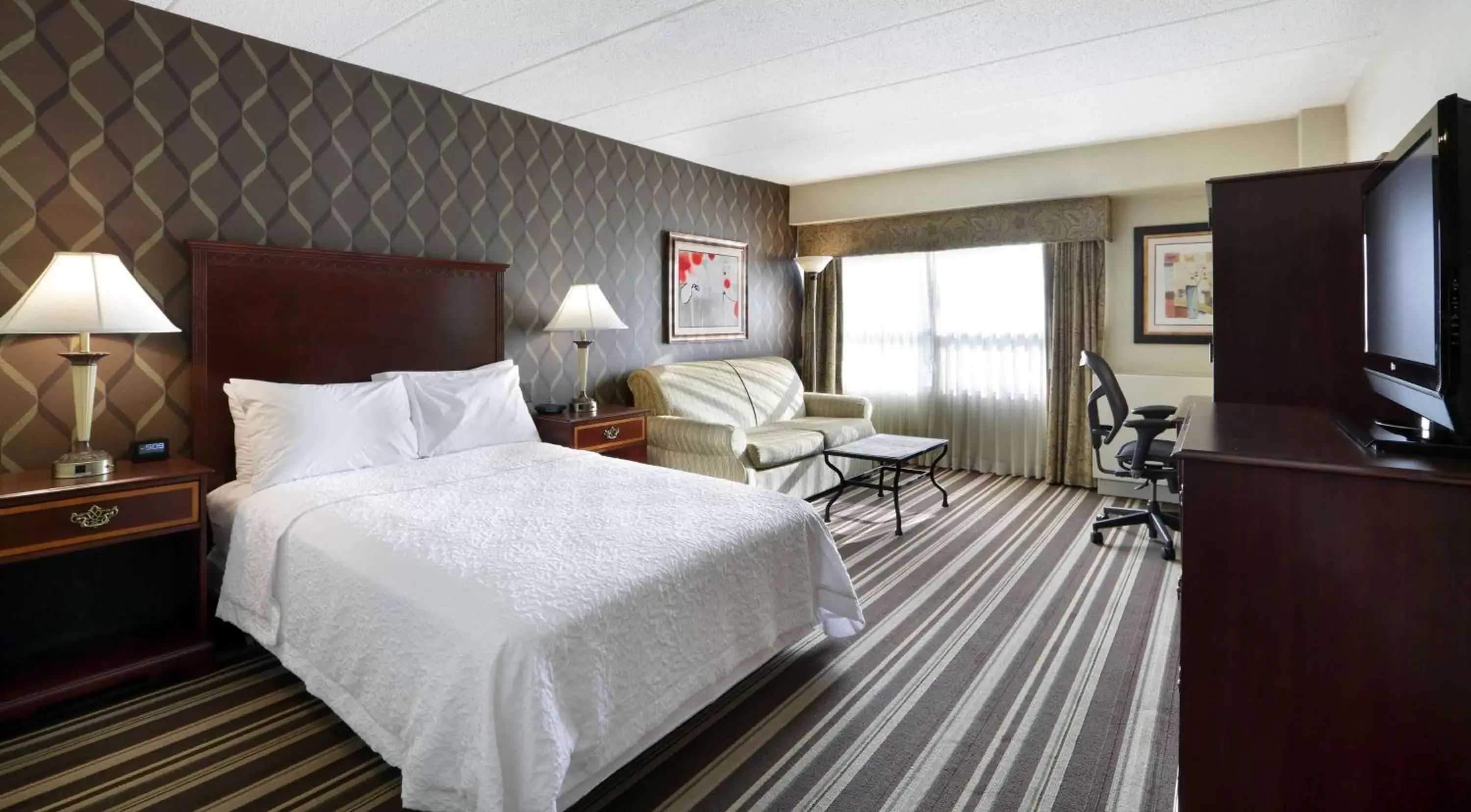 Photo of the whole room, Bed in Hampton Inn Boston-Natick Photo of the whole room, Bed in Hampton Inn Boston-Natick