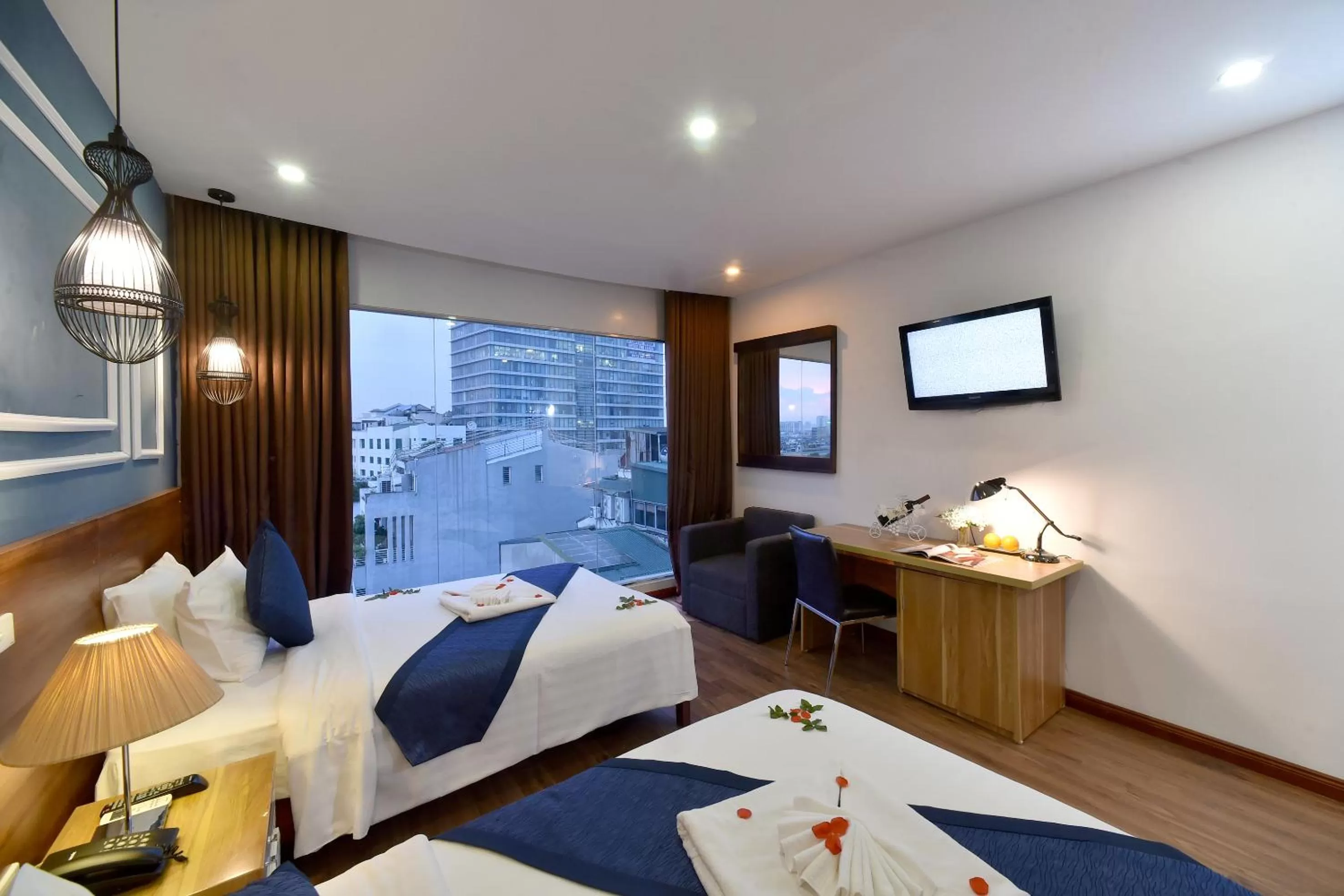 Communal lounge/ TV room, Bed in Hanoi Eternity Hotel