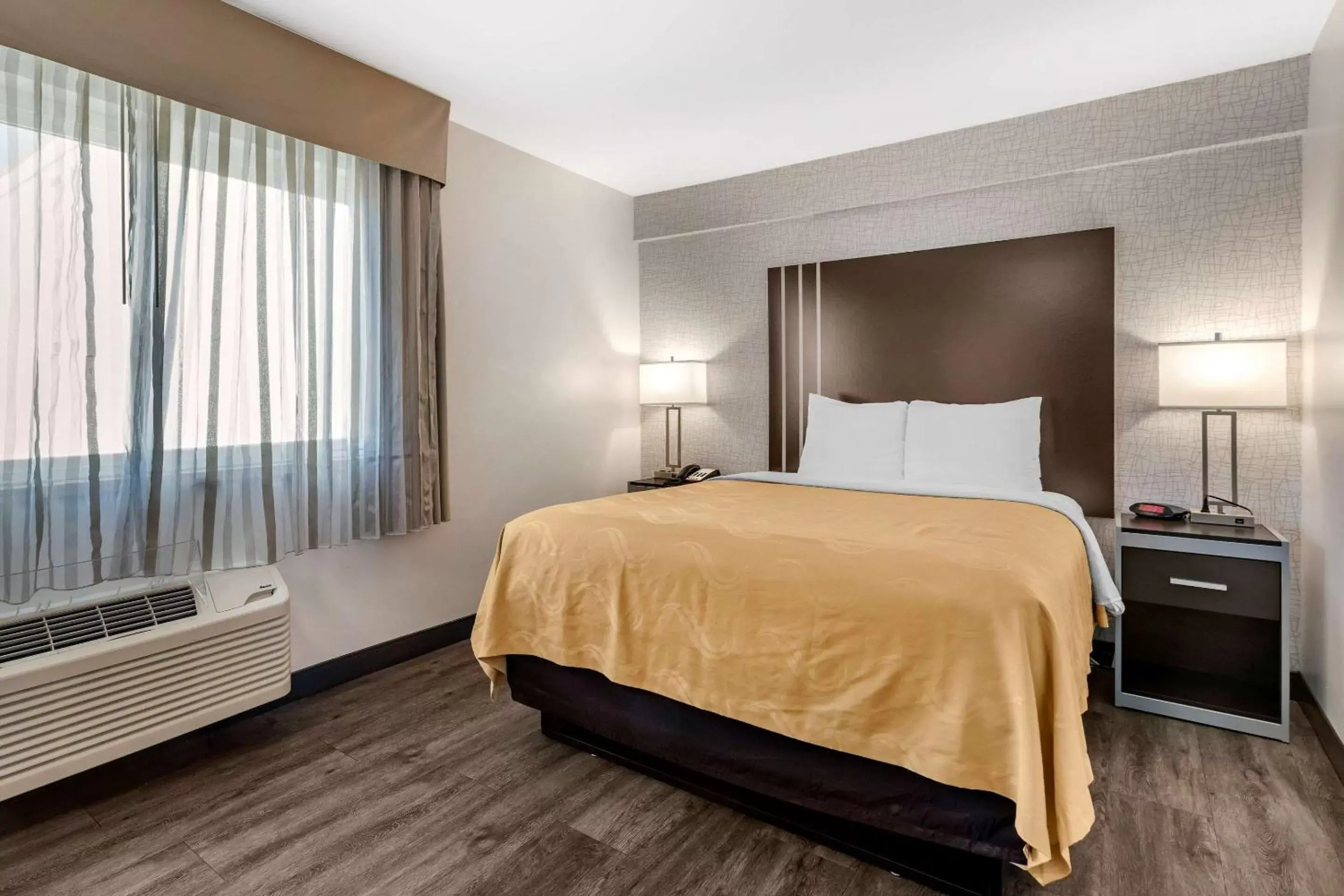 Bedroom, Bed in Quality Inn Burbank Airport