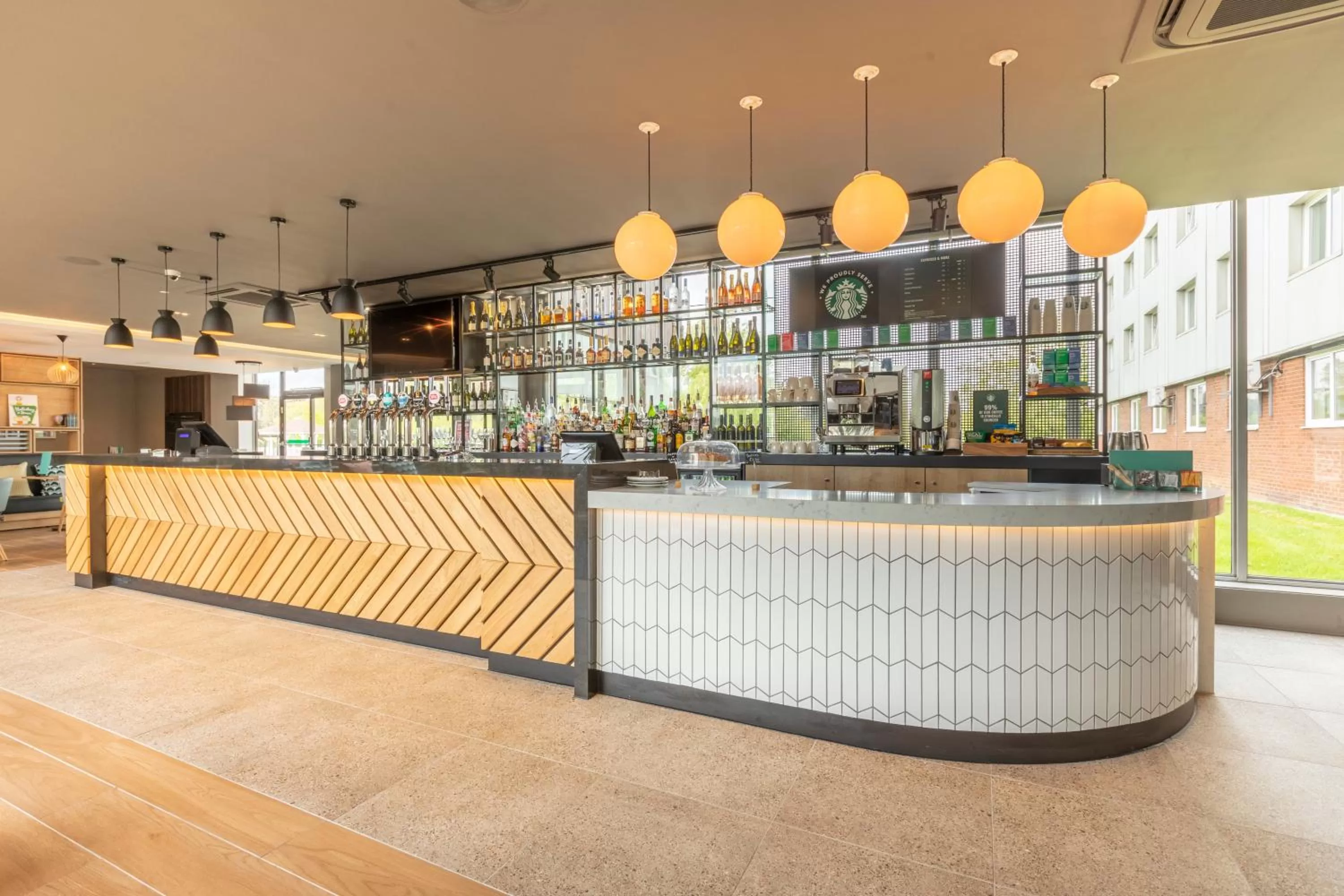 Lounge or bar in Holiday Inn Basildon by IHG