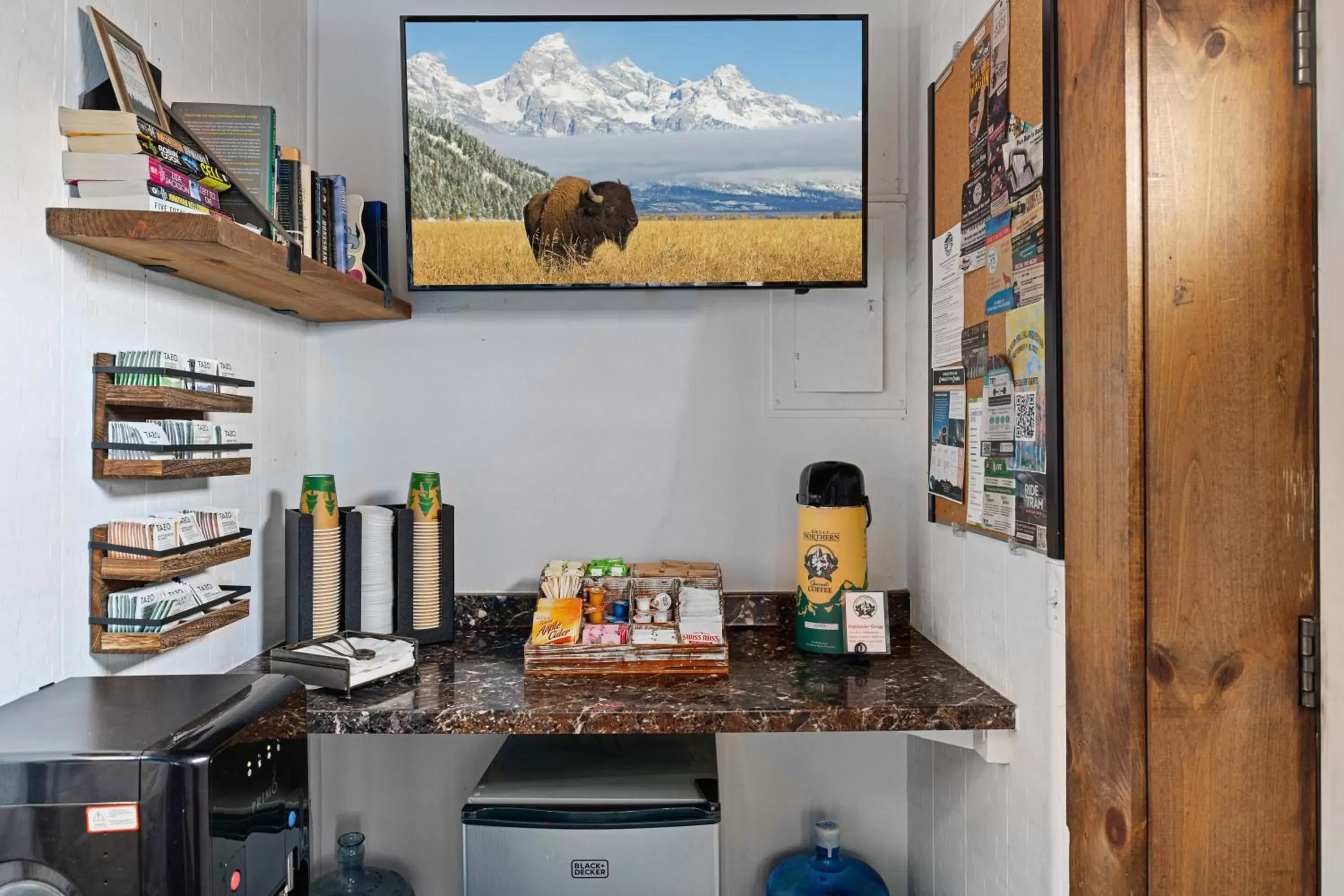 Coffee/tea facilities in Elk Refuge Inn