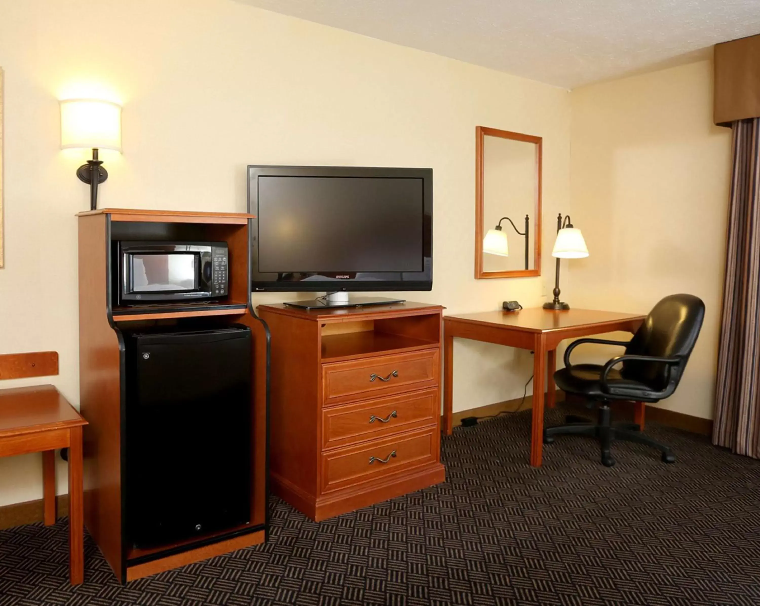 Living room, TV/Entertainment Center in Hampton Inn Waterloo