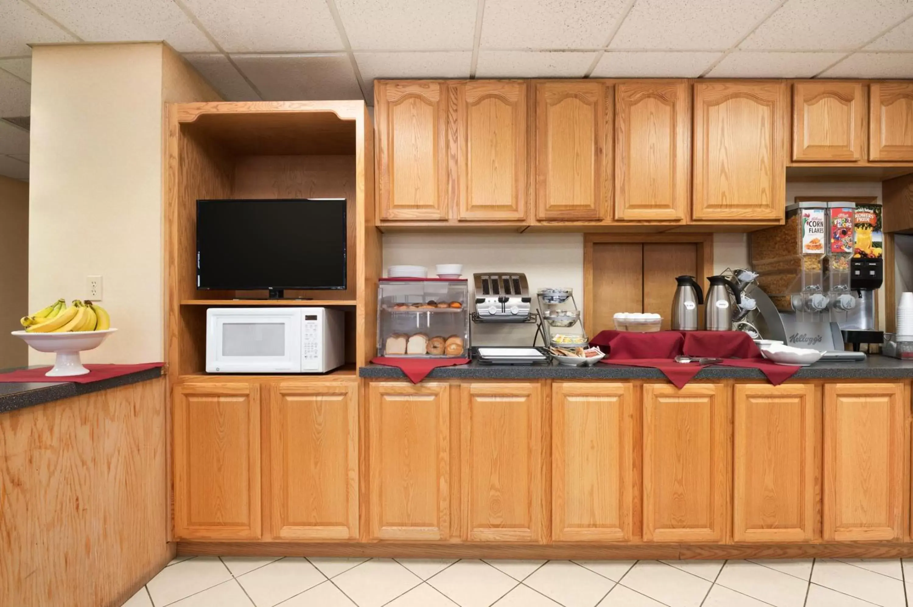 Kitchen/Kitchenette in Travelodge by Wyndham Sturgis