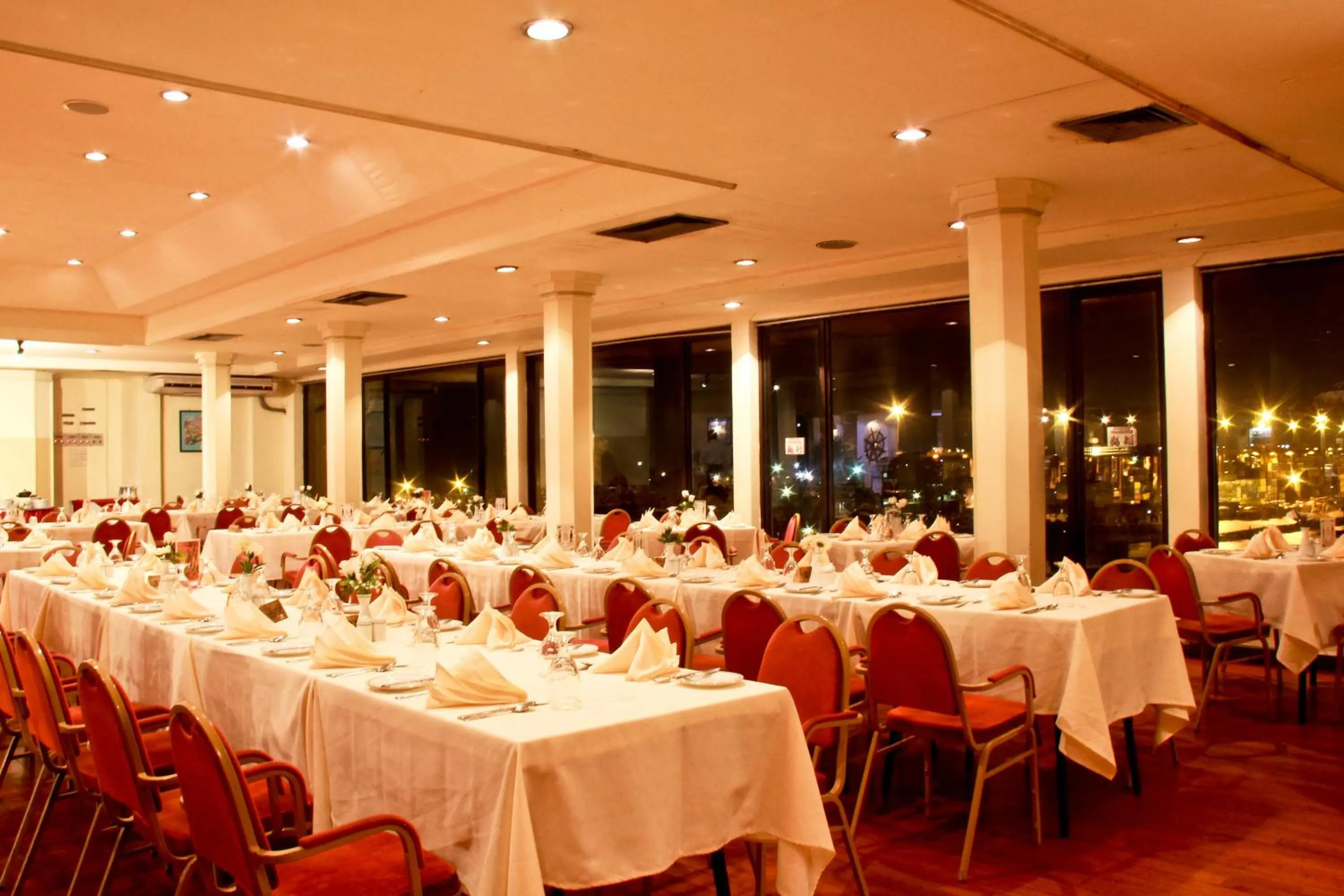 Restaurant/places to eat in Grand Oriental Hotel