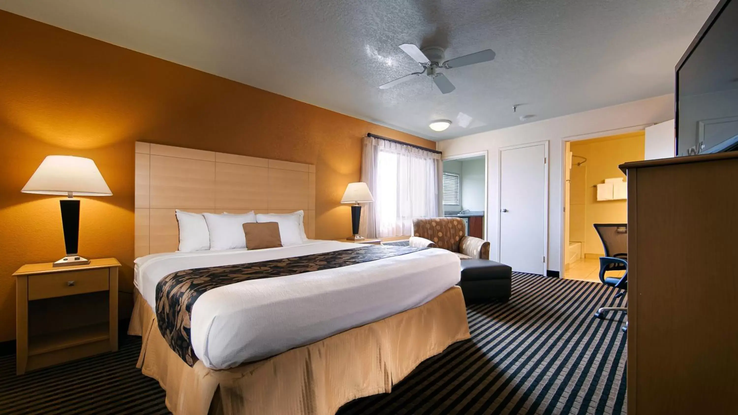 Photo of the whole room, Bed in Best Western Plus Executive Inn & Suites