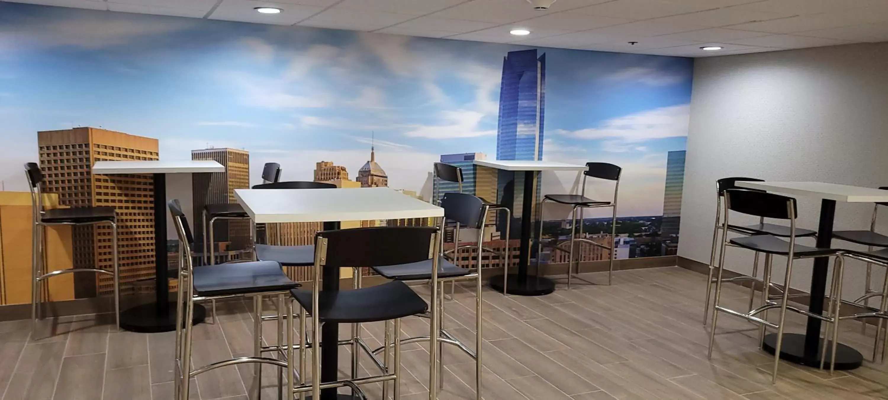 Dining area, Restaurant/Places to Eat in Clarion Pointe OKC Airport