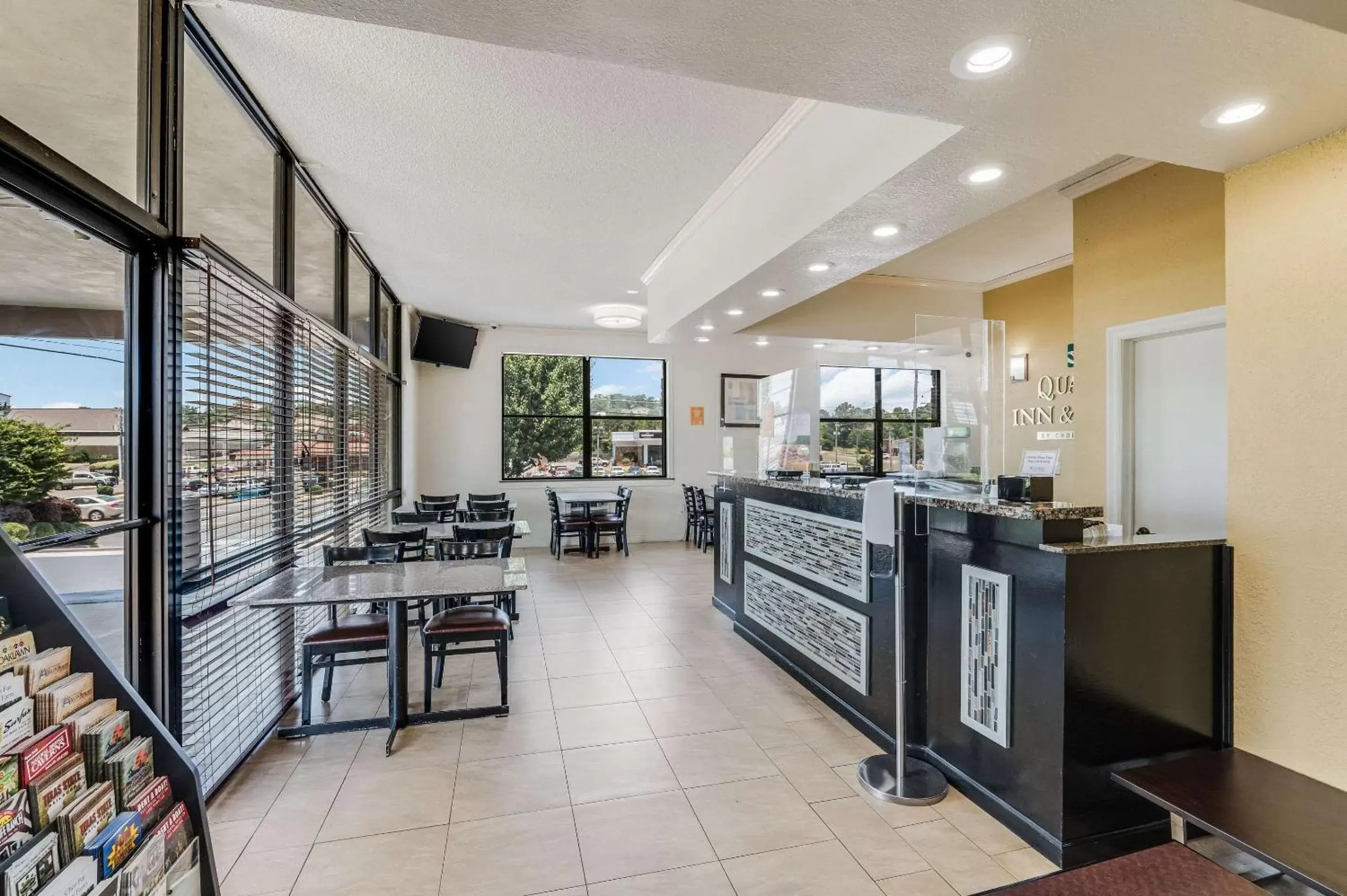 Lobby or reception, Restaurant/Places to Eat in Quality Inn & Suites Hot Springs-Lake Hamilton