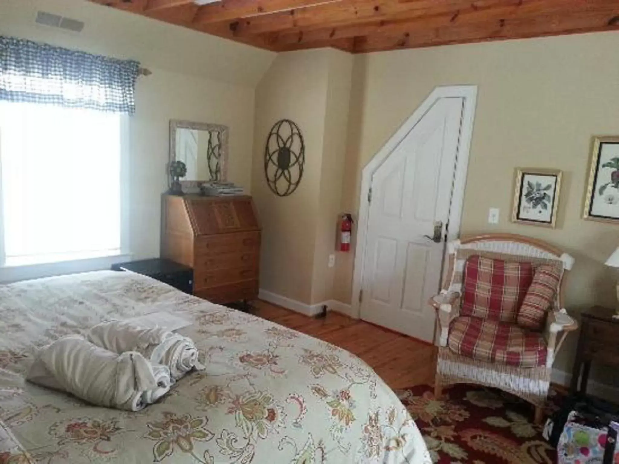 Photo of the whole room, Bed in Inn at Huntingfield Creek