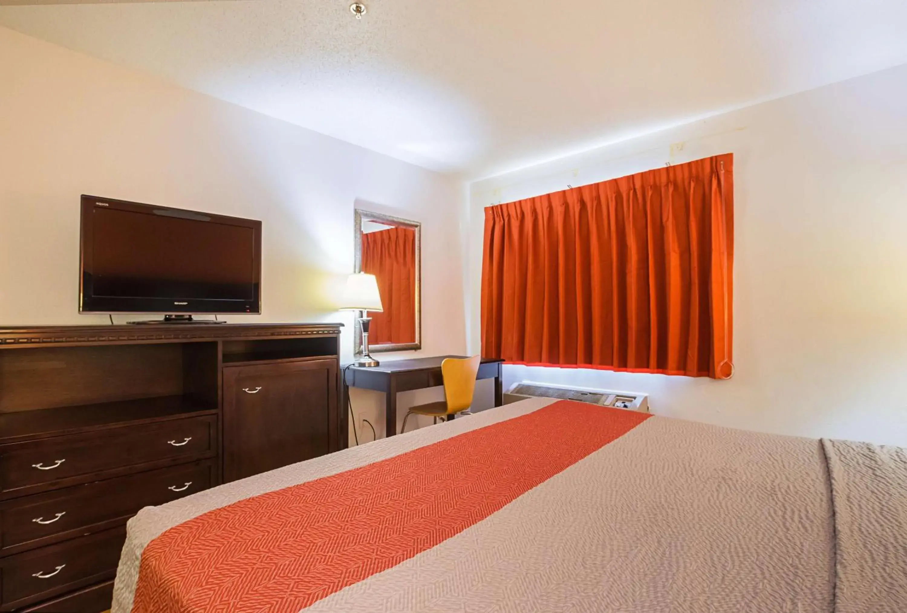 TV and multimedia, Bed in Motel 6-Waterloo, IA - Crossroads Mall - Cedar Falls