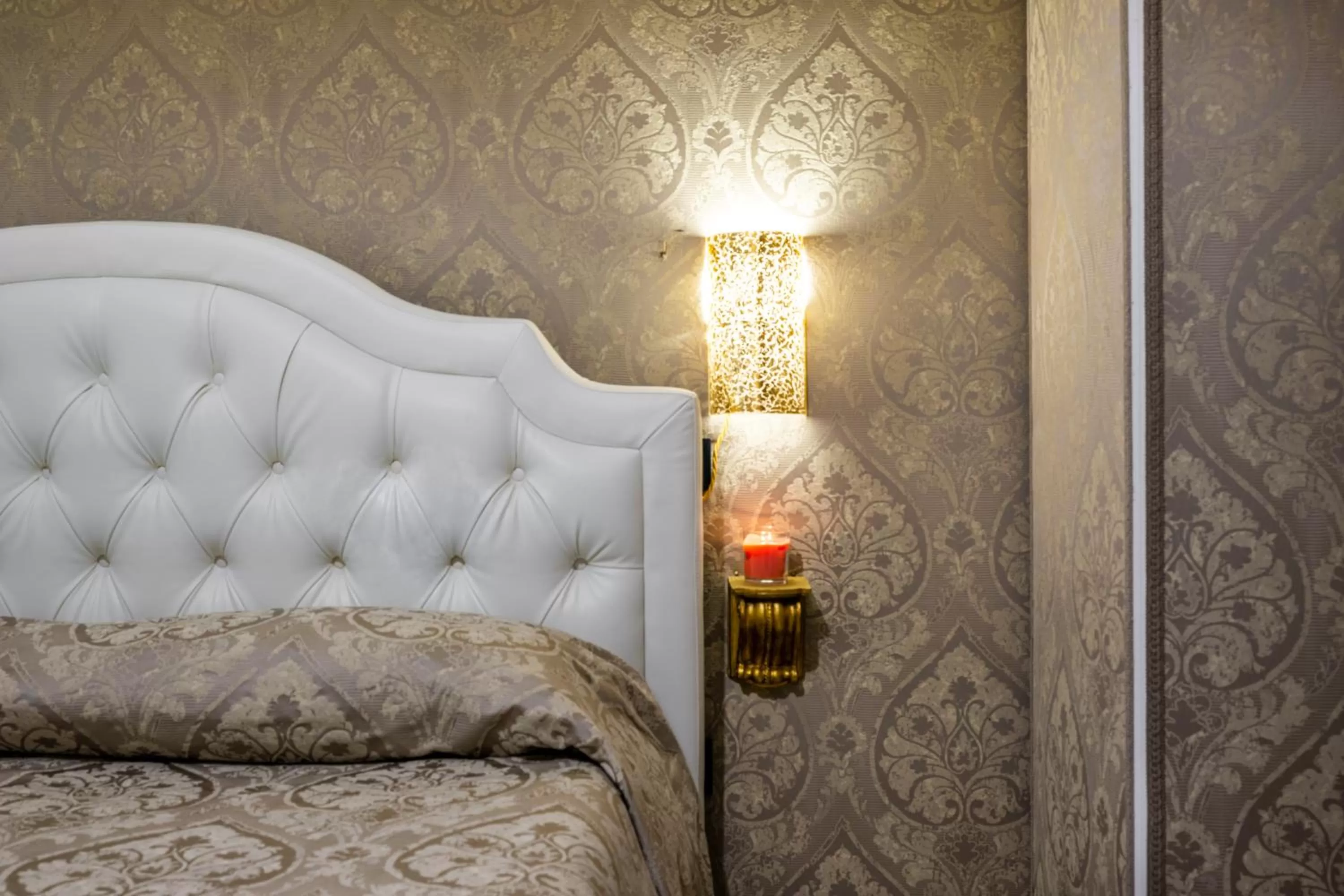 Decorative detail, Bed in Hotel Apostoli Garden