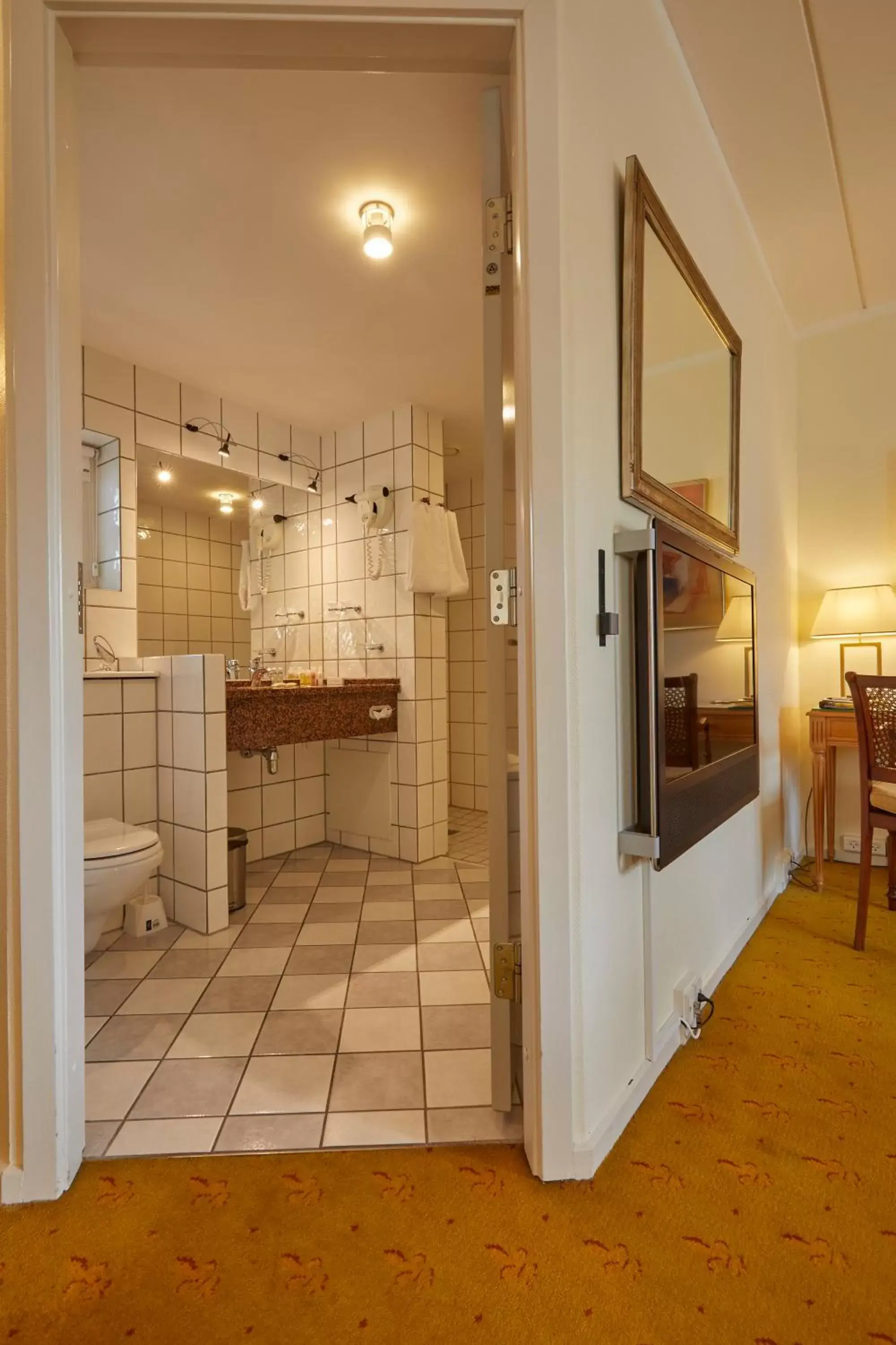 Bathroom, Kitchen/Kitchenette in Hotel Knudsens Gaard