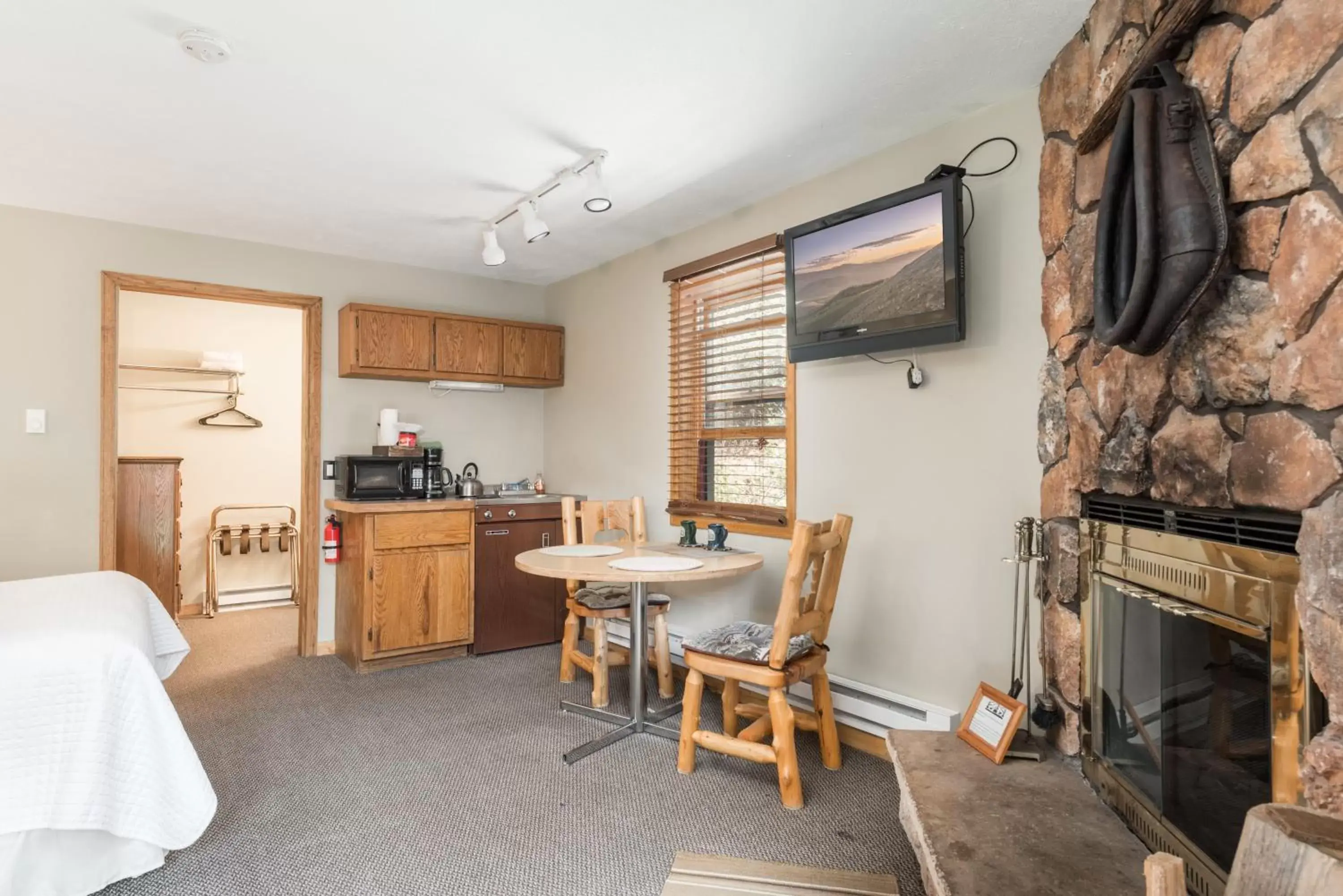 Kitchen/Kitchenette in 4 Seasons Inn on Fall River