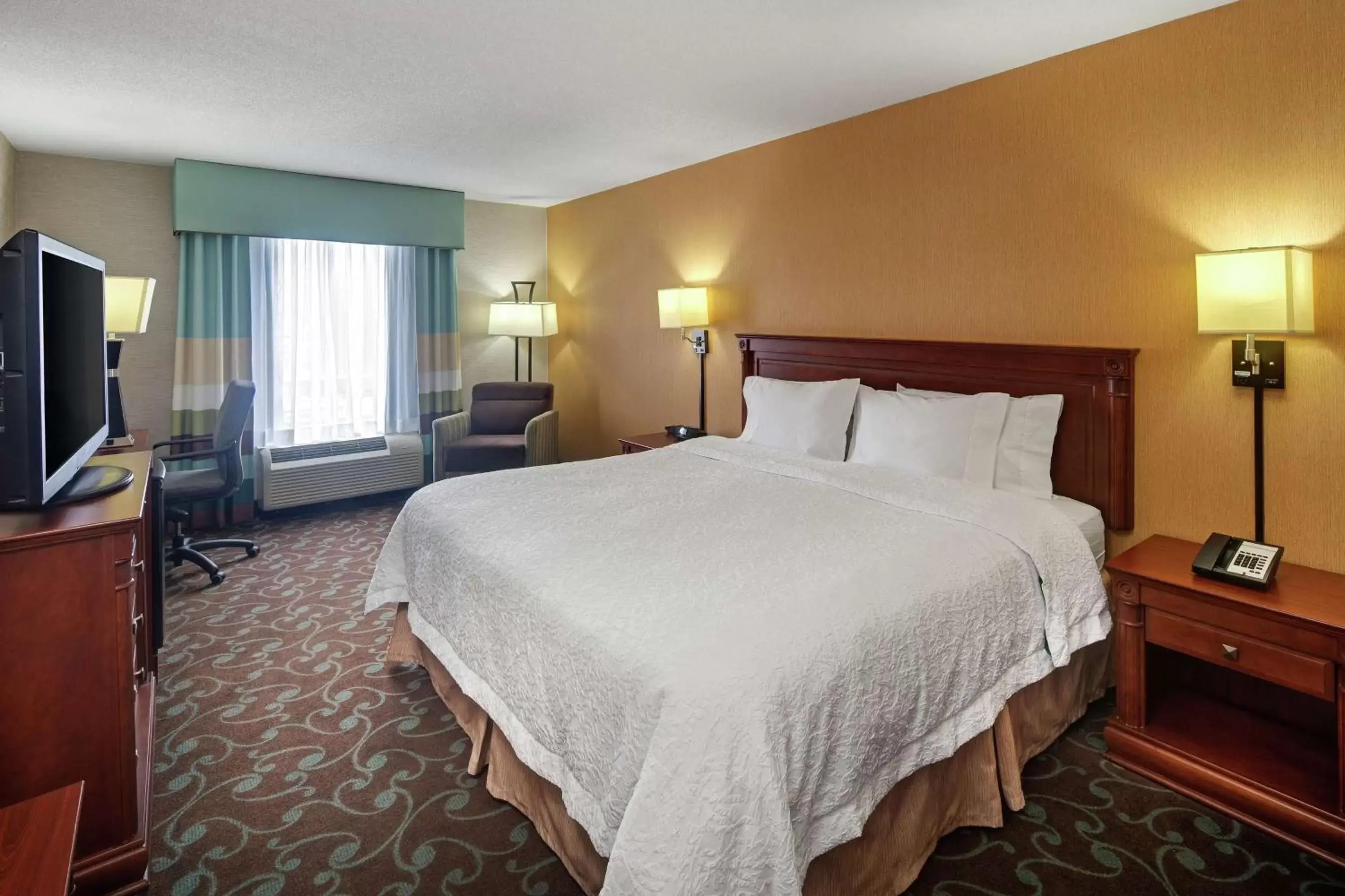 Bedroom, Bed in Hampton Inn & Suites by Hilton Toronto Airport