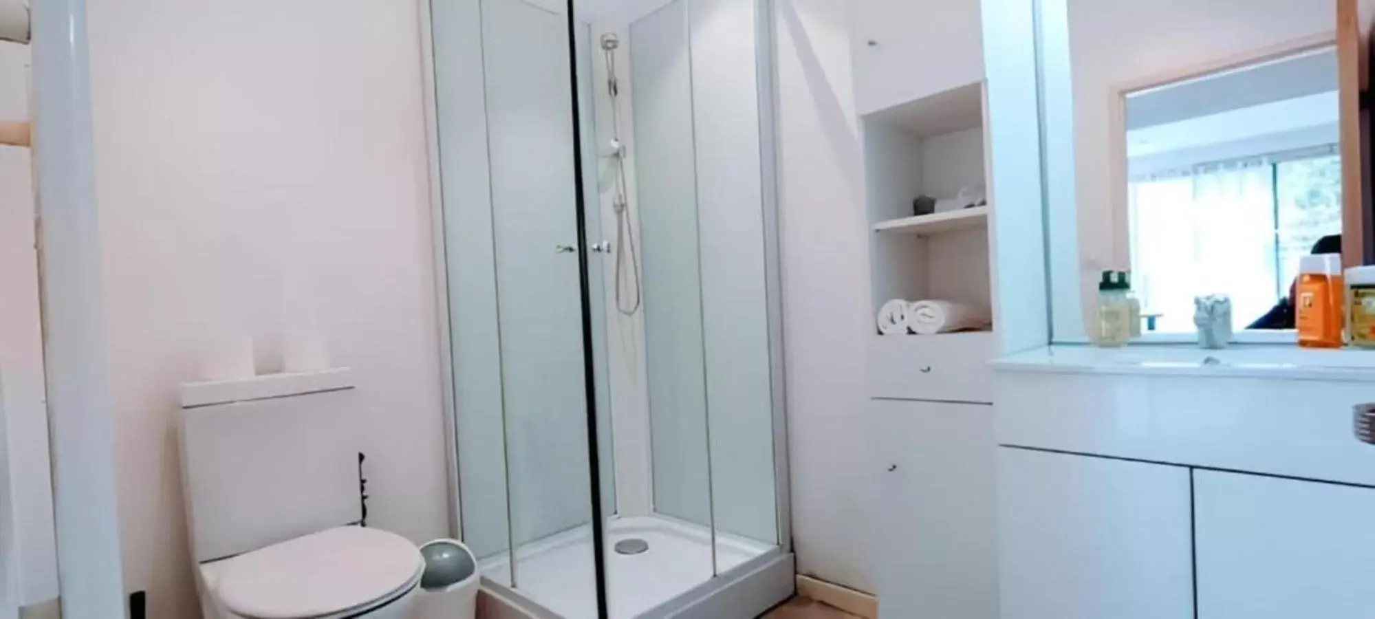 Shower, Bathroom in Chambres d'hôtes Avignon