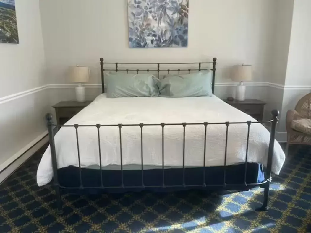 Bed in Goldsmith's River Front Inn