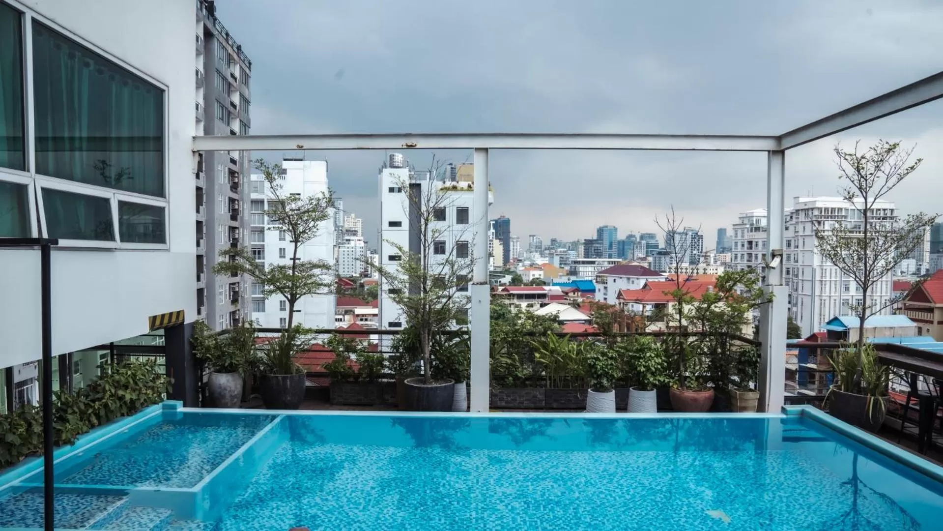 Swimming pool in Monsoon Bassac Hotel