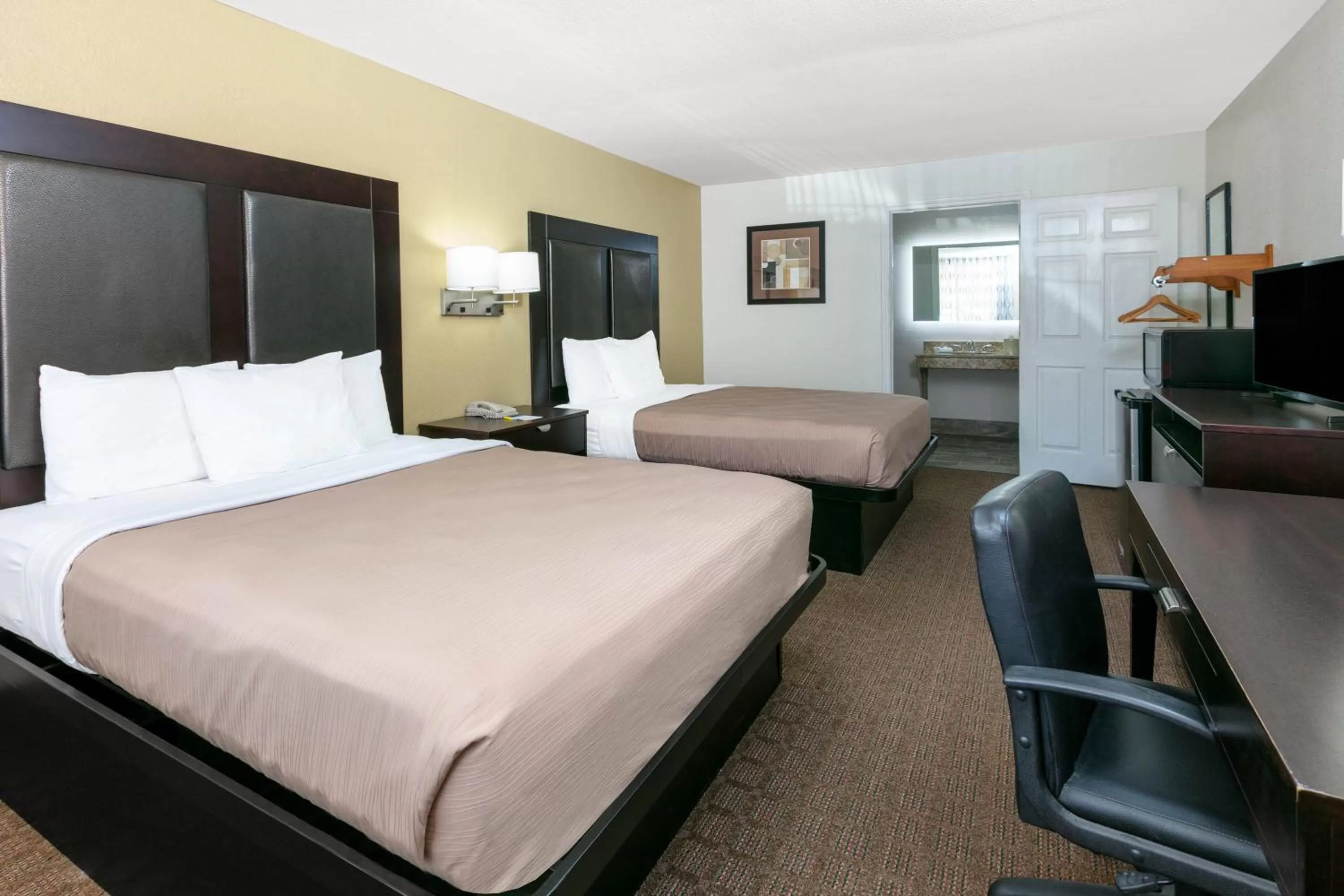 Bed in Days Inn by Wyndham Granbury