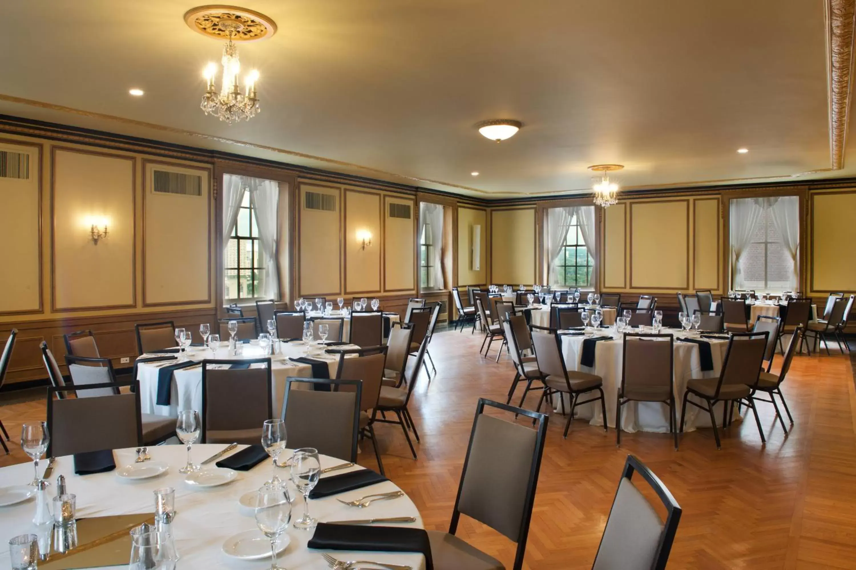 Meeting/conference room, Restaurant/Places to Eat in Marriott Syracuse Downtown