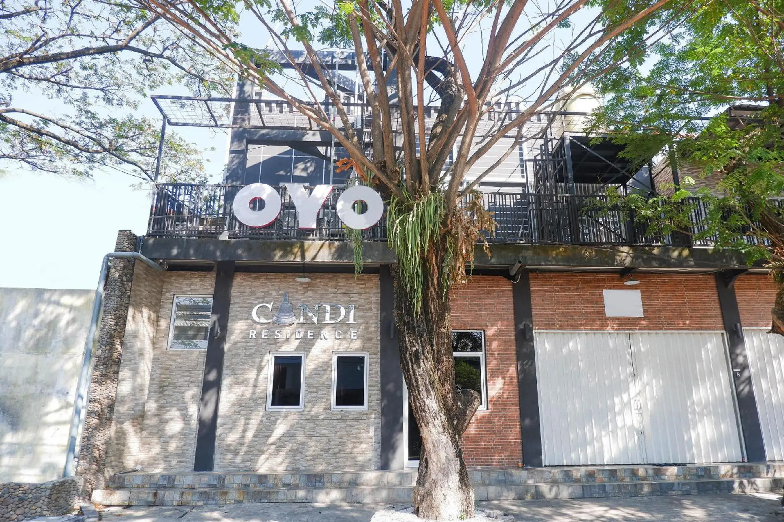 Facade/entrance, Property Building in OYO 1217 Candi Residence