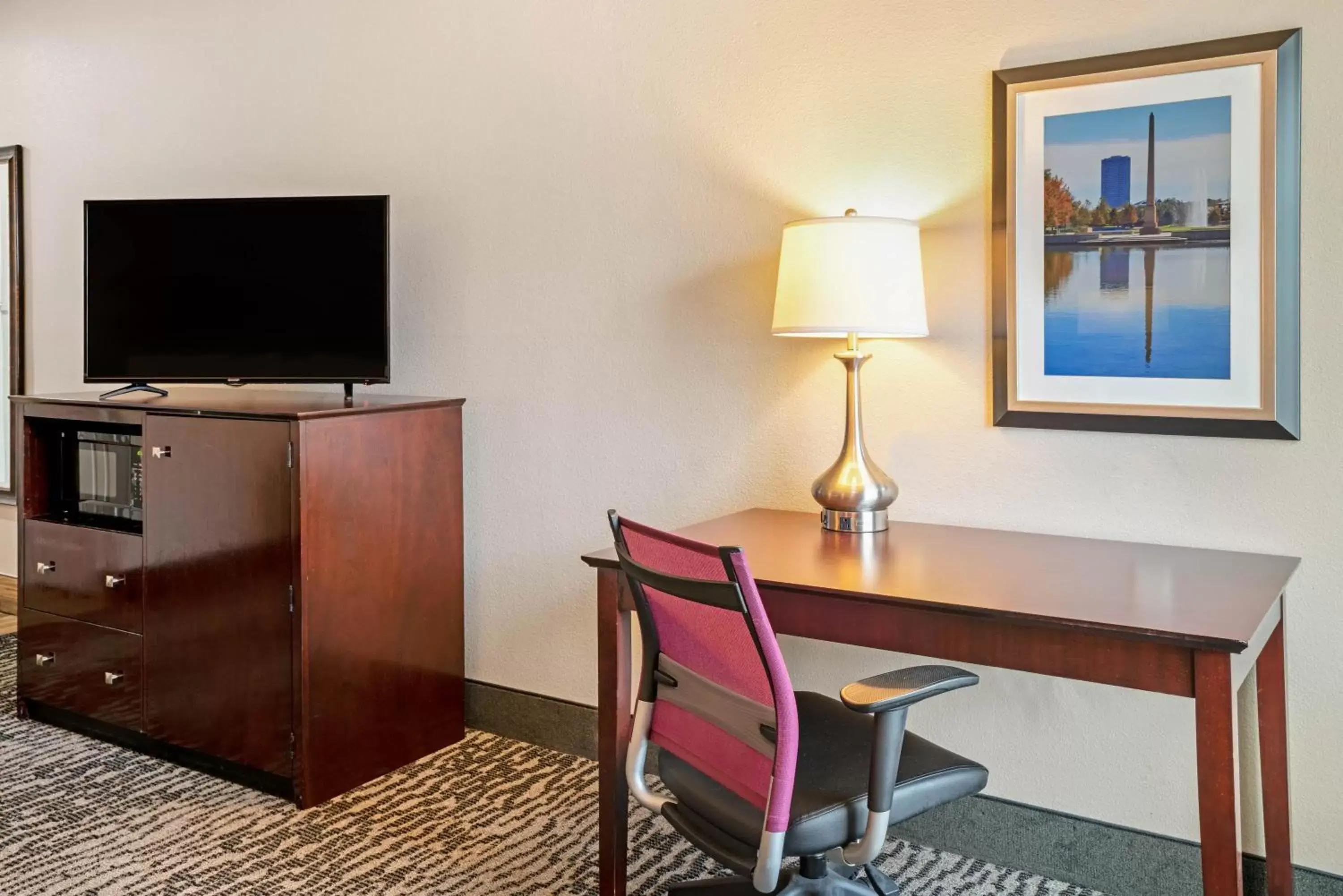 hair dresser, TV/Entertainment Center in La Quinta by Wyndham Houston - Magnolia