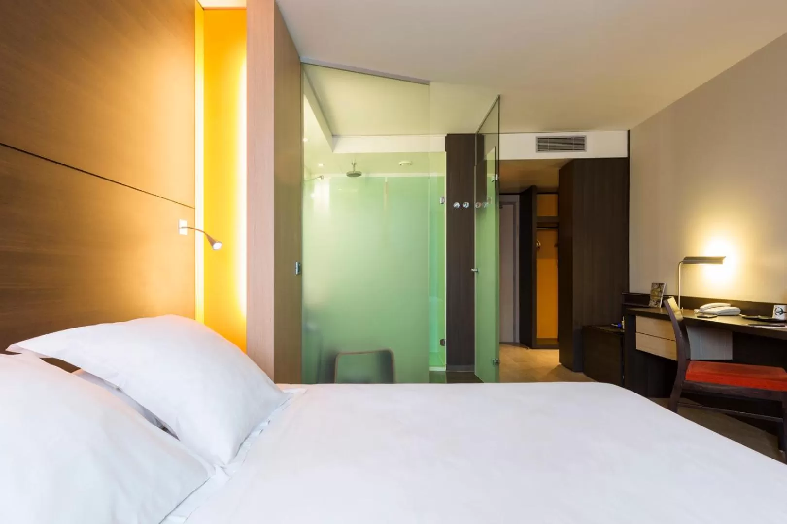 Photo of the whole room, Bed in Hôtel Oceania Nantes Aéroport