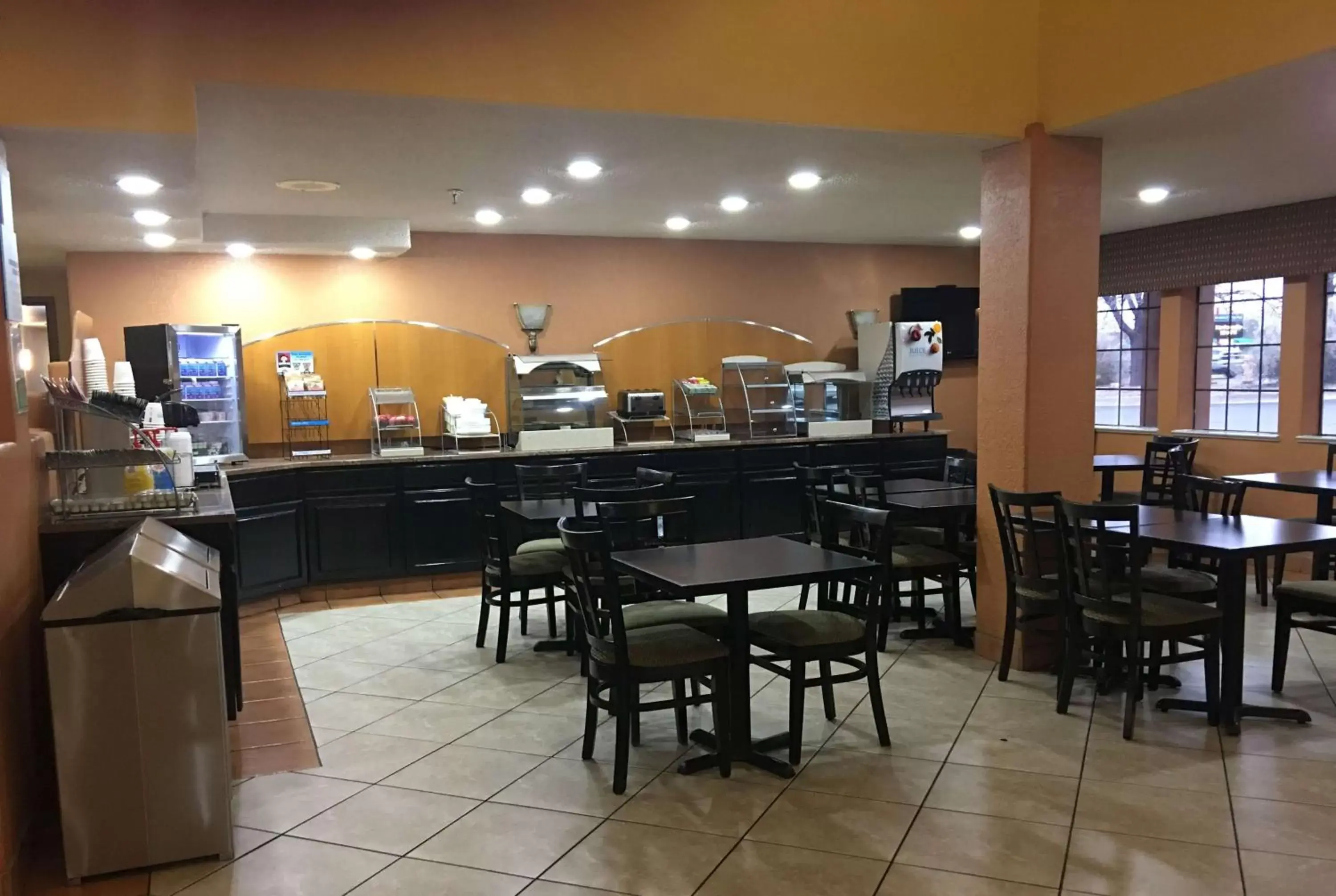 Restaurant/places to eat in Ramada by Wyndham Santa Fe Restaurant/places to eat in Ramada by Wyndham Santa Fe