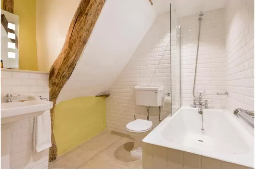 Bathroom in The Stag and Huntsman at Hambleden