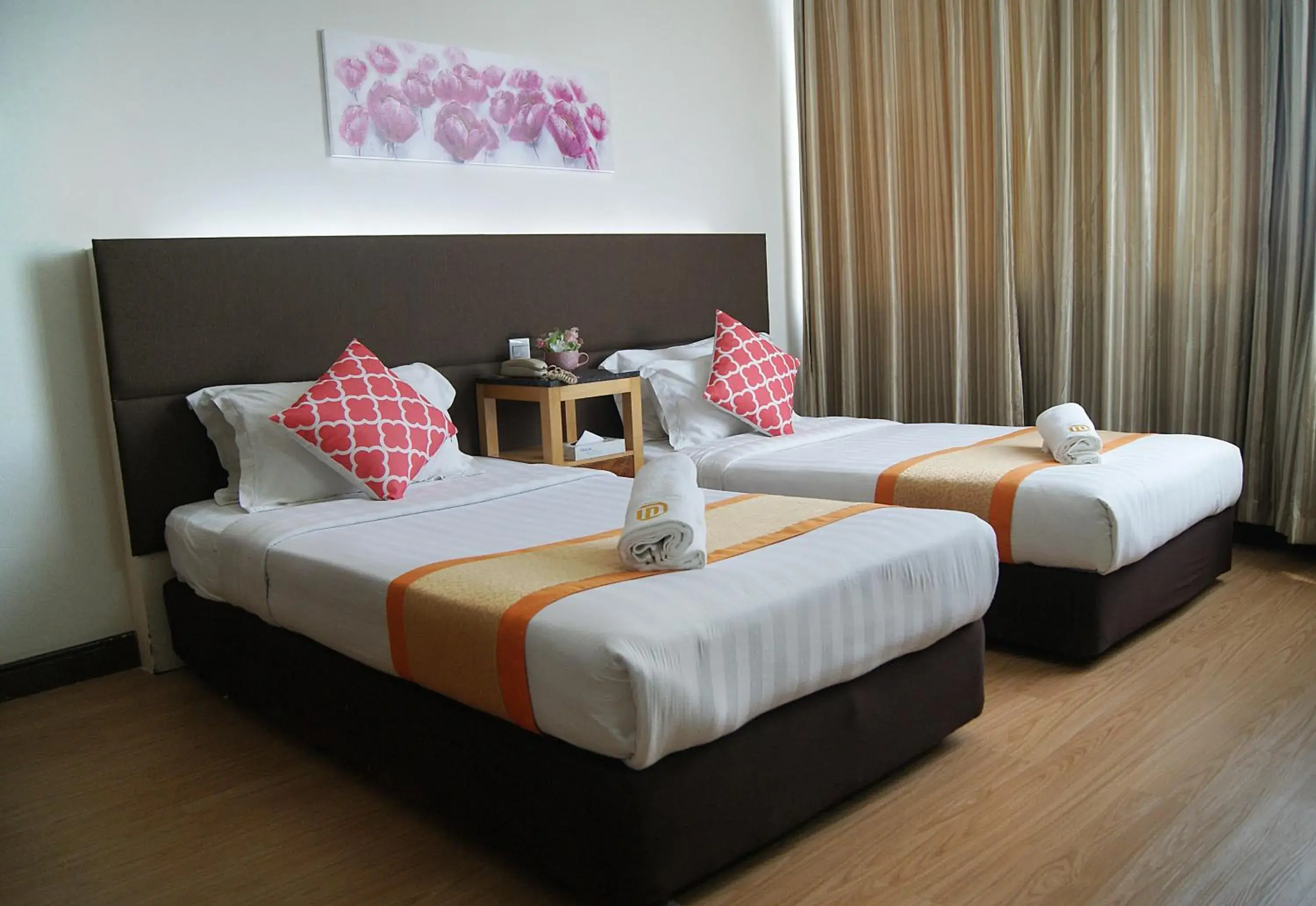 Photo of the whole room, Bed in Tang Dynasty Hotel