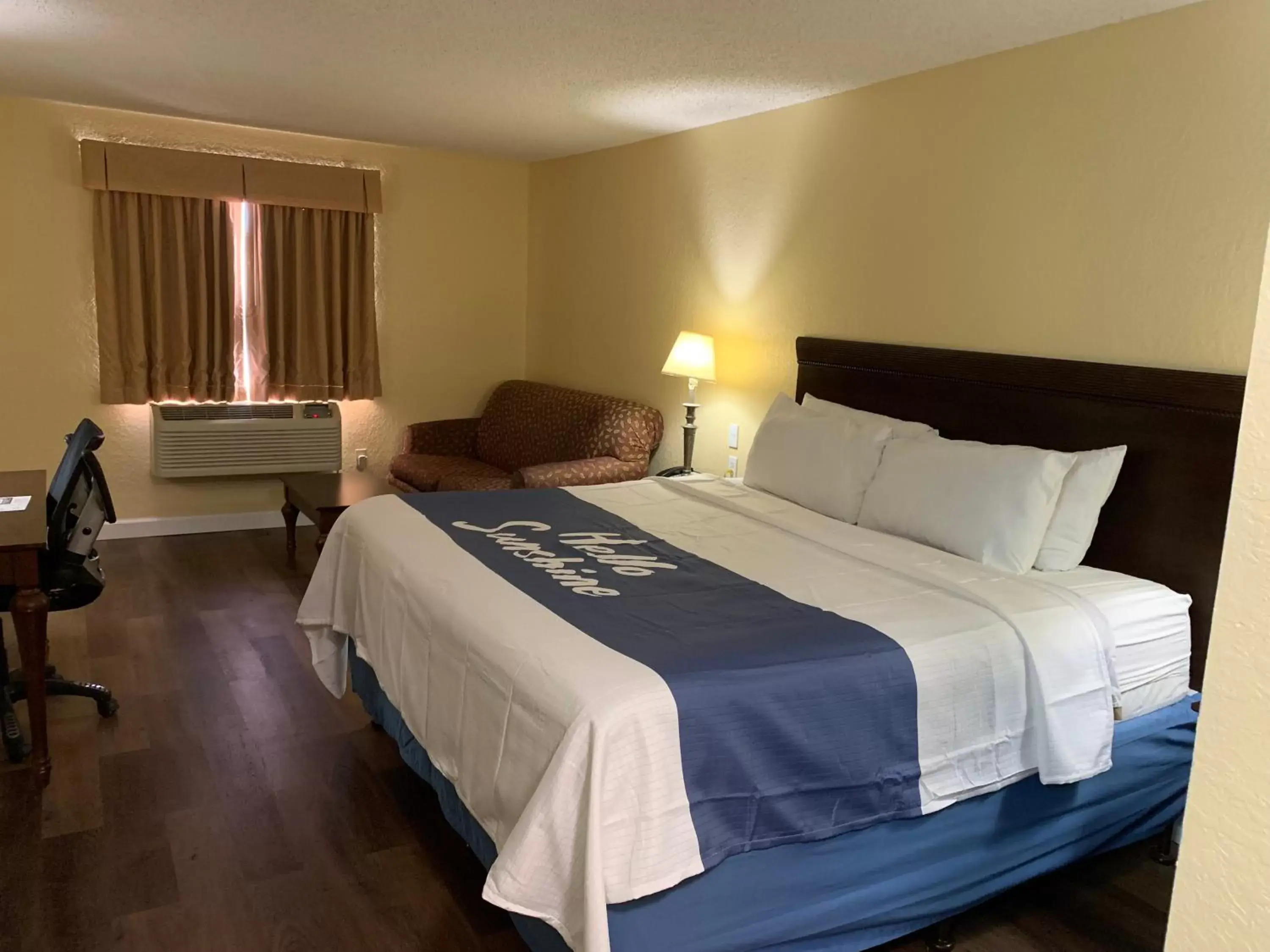 Photo of the whole room, Bed in Days Inn by Wyndham Sarasota I-75