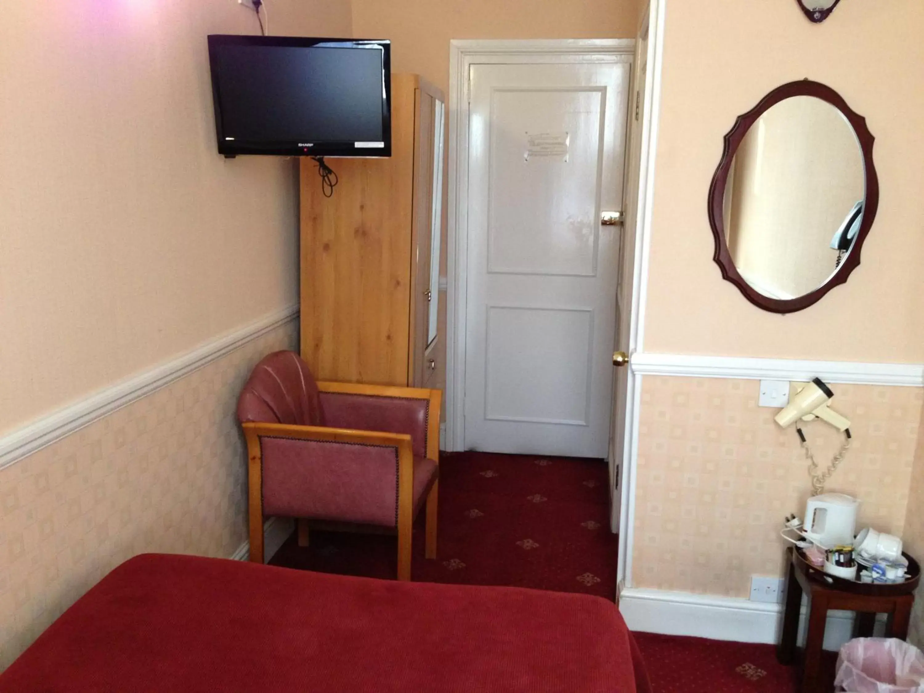 Photo of the whole room, TV/Entertainment Center in Balmoral House Hotel