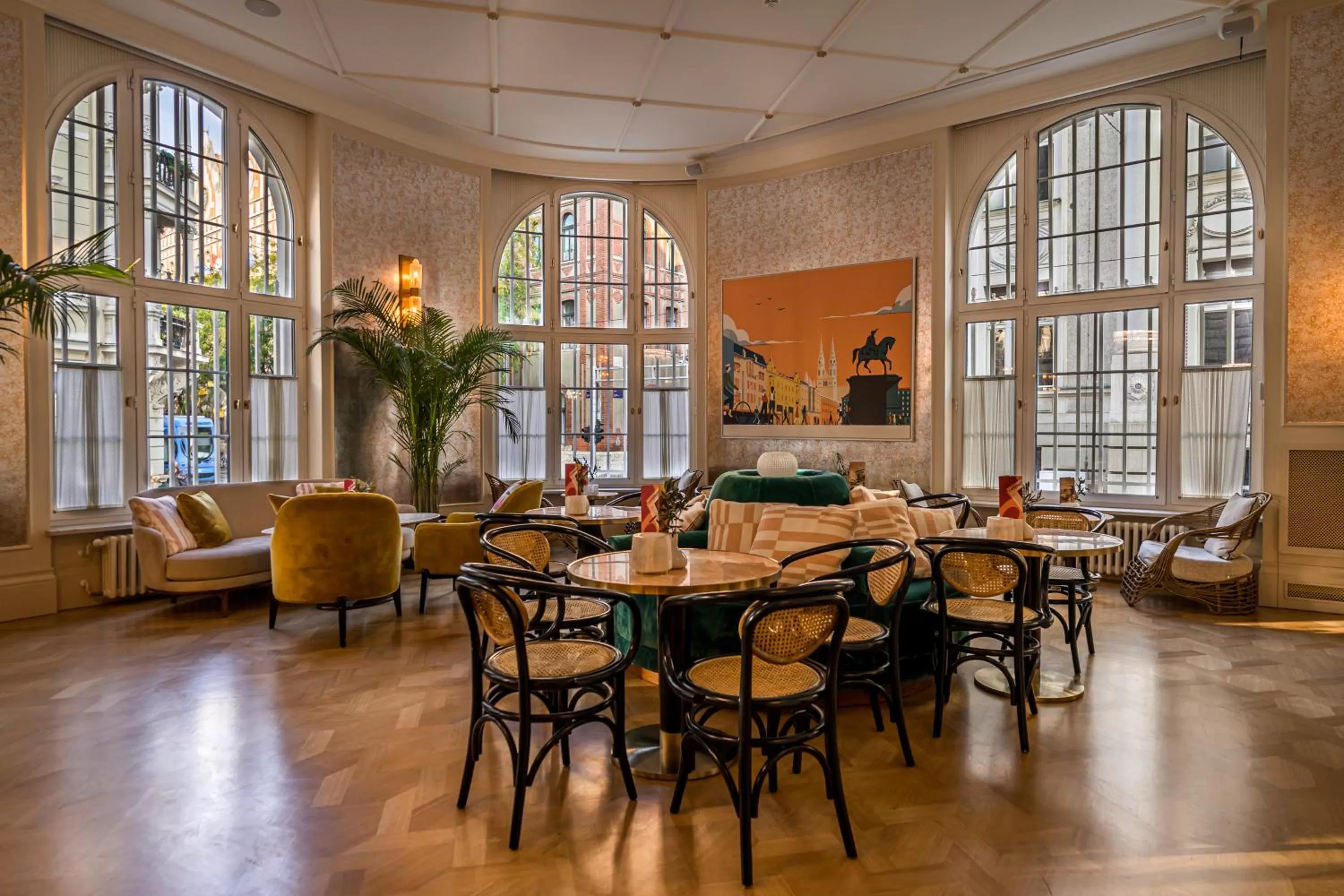 Restaurant/places to eat in Hotel Capital