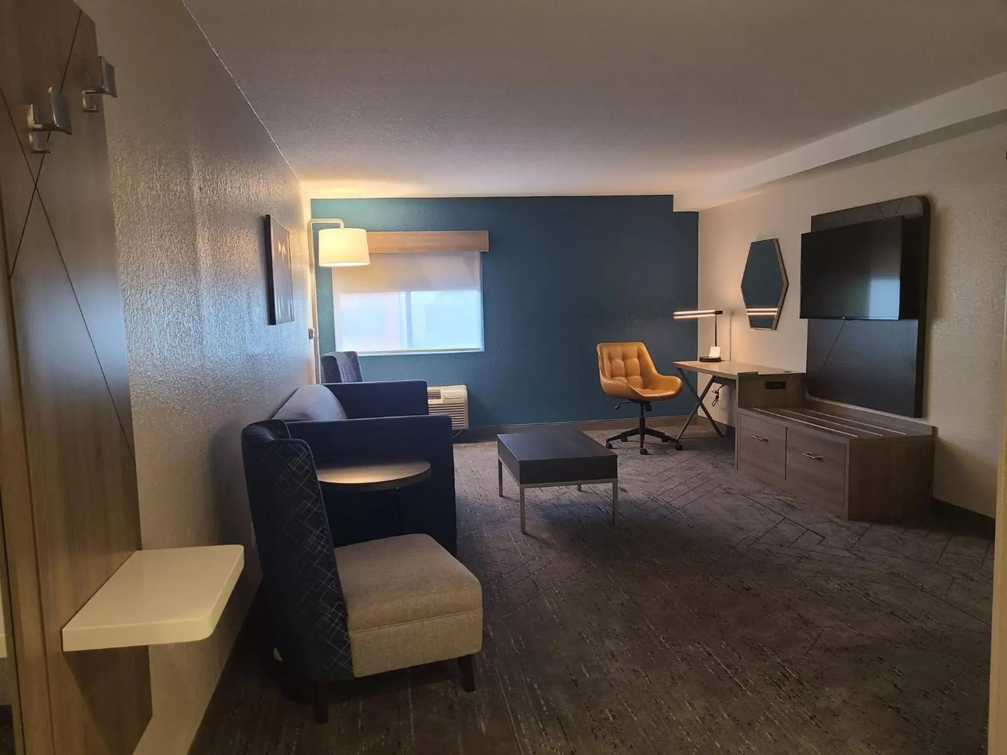 Photo of the whole room, Seating Area in Holiday Inn Express Fort Lauderdale North - Executive Airport, an IHG Hotel