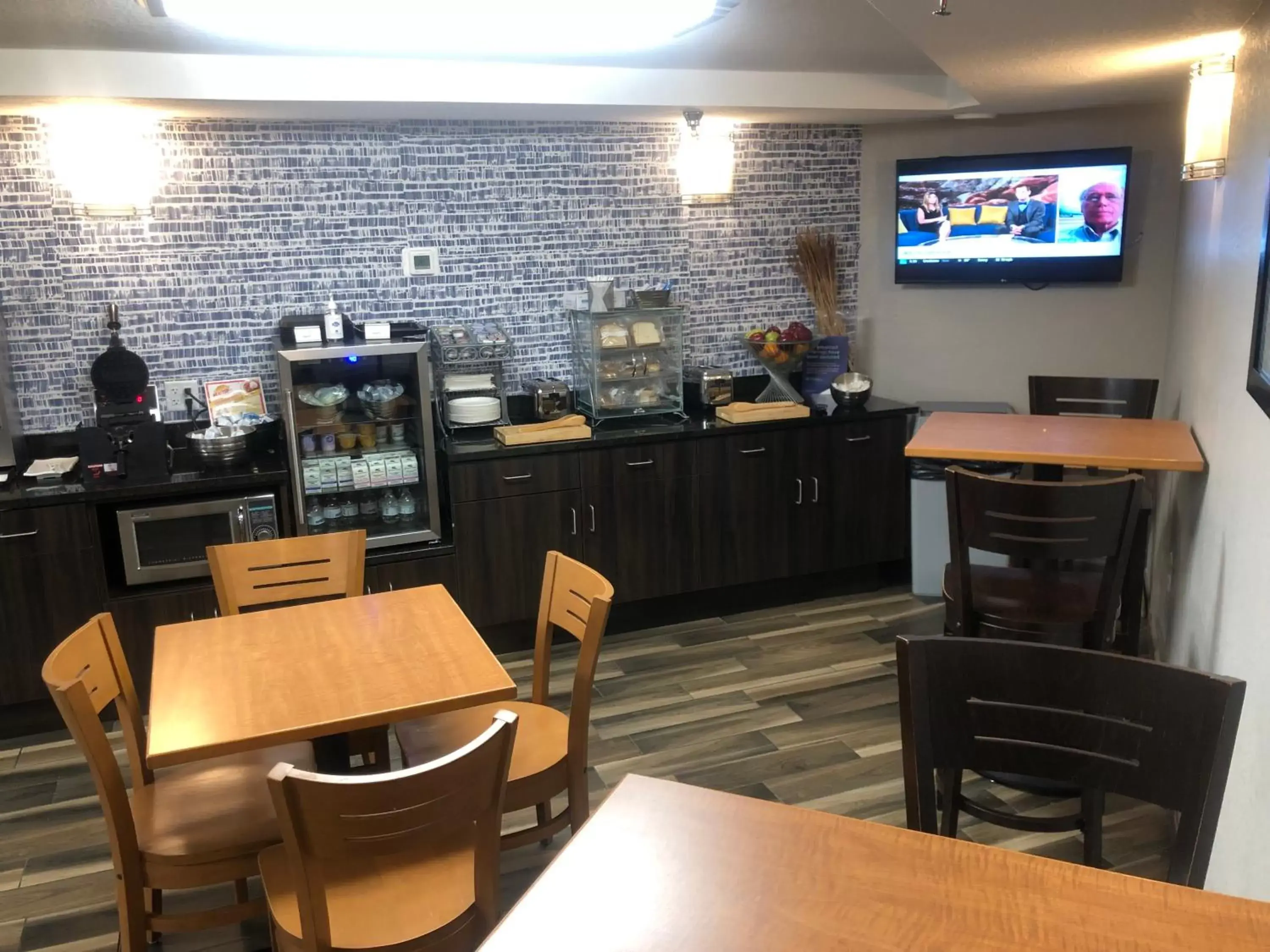 Restaurant/Places to Eat in AmericInn by Wyndham Crookston U of M Crookston